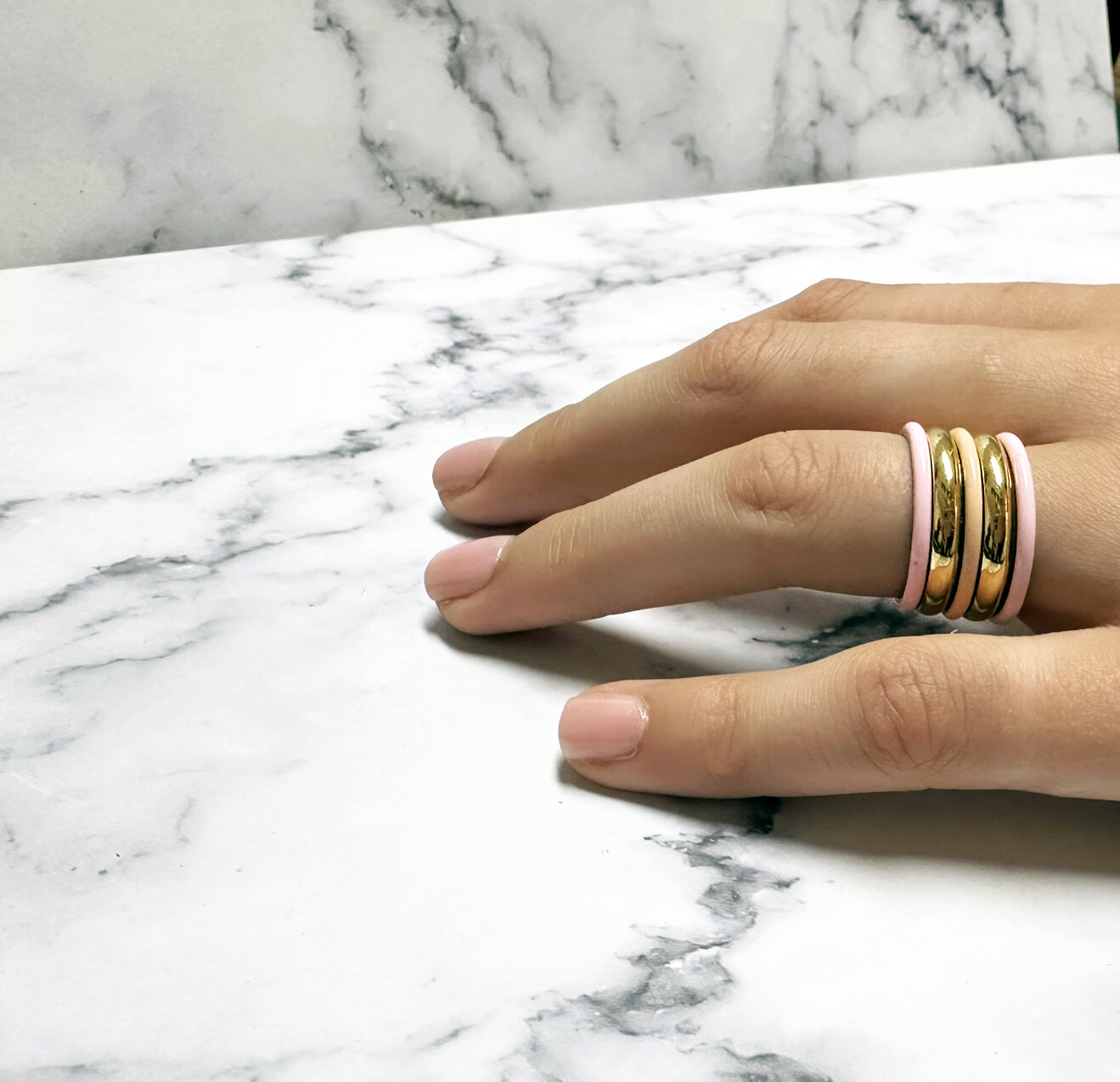 Bague empilable en acier inoxydable &eacute;maill&eacute; p&ecirc;che Charmin&#039;s - &Eacute;l&eacute;gance intemporelle R1621
