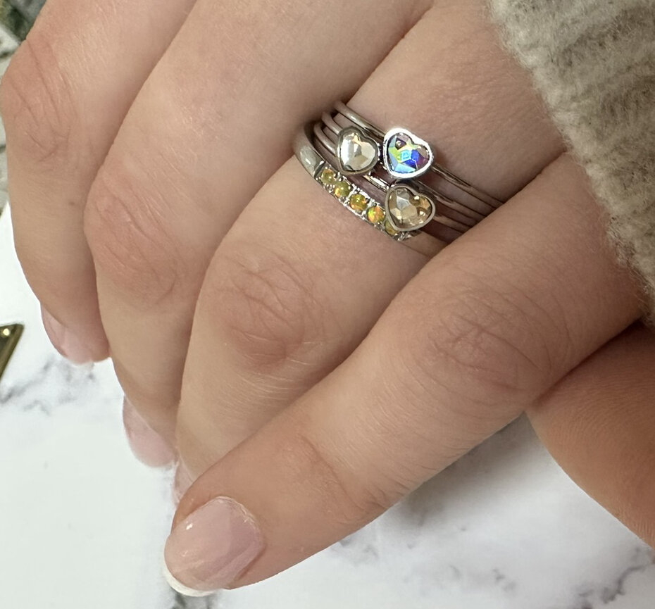 Charmin&#039;s Gold-Colored Ring with Dark Blue Sapphire-Colored Heart Stone Steel R1584 &ndash; Birthstone September