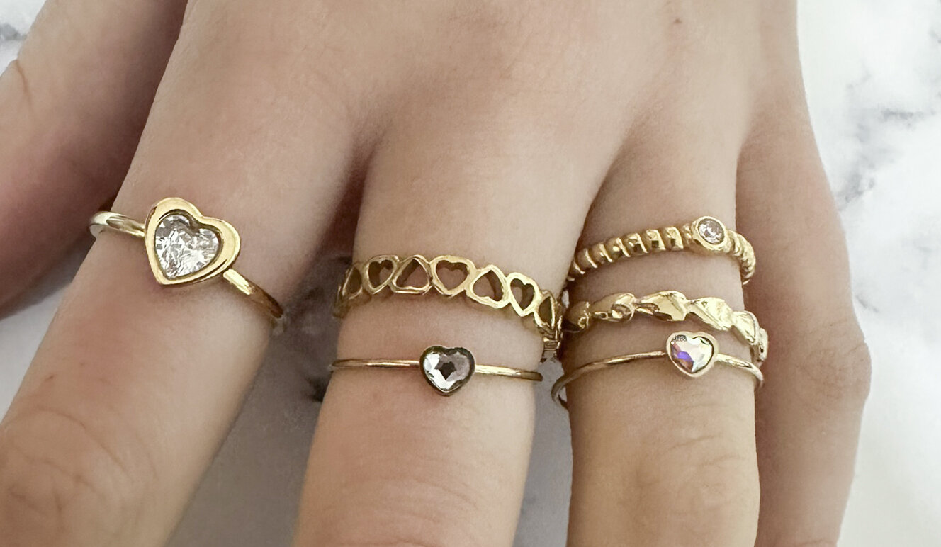 Charmin&#039;s Gold-Colored Ring with Dark Blue Sapphire-Colored Heart Stone Steel R1584 &ndash; Birthstone September