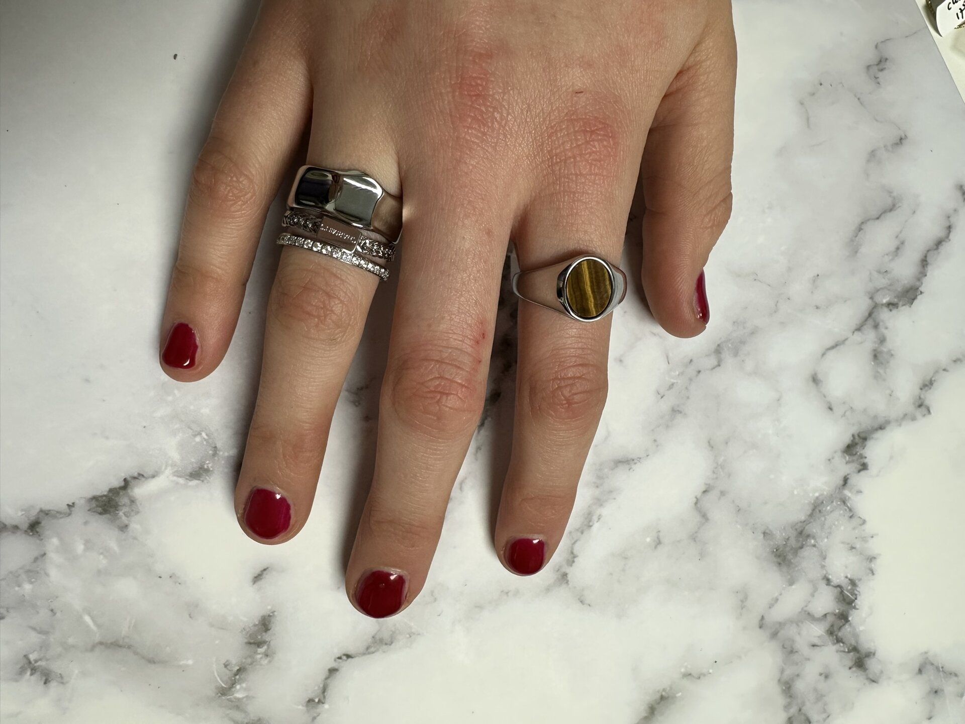 Charmin&#039;s Gold-colored Signet Ring with Flat Oval Light-pink Rose Quartz Gemstone Steel R1482