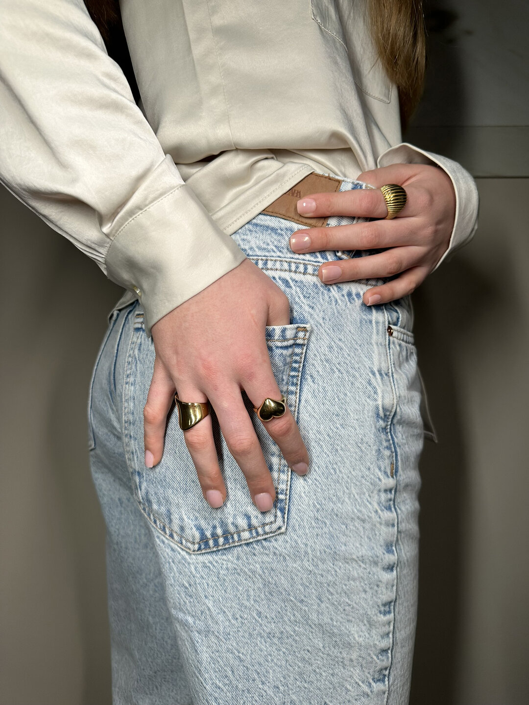 Charmins goldfarbener chunky Ring mit diagonaler Form aus Stahl R1791 – modern und kantig