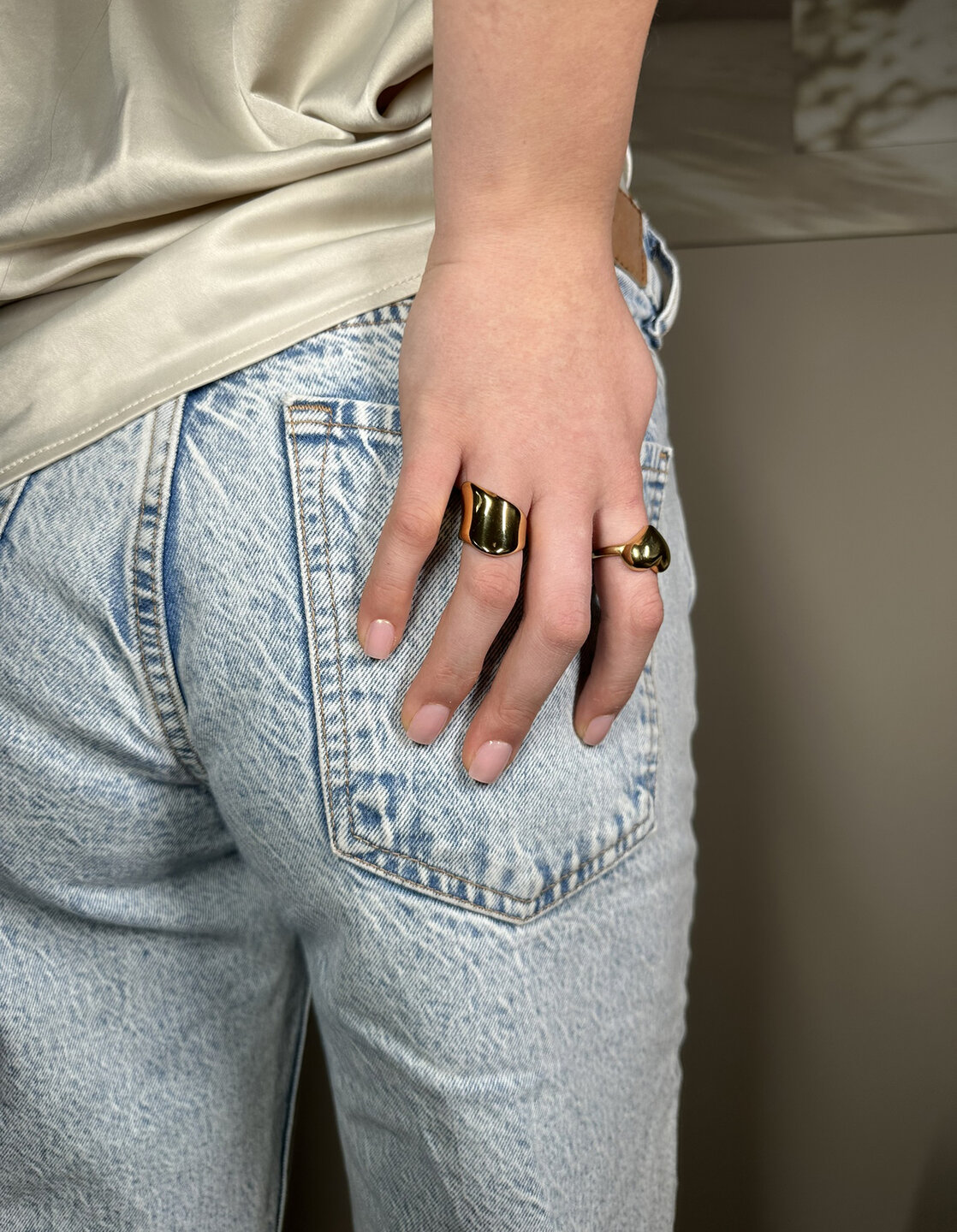 Charmins goldfarbener chunky Ring mit diagonaler Form aus Stahl R1791 – modern und kantig