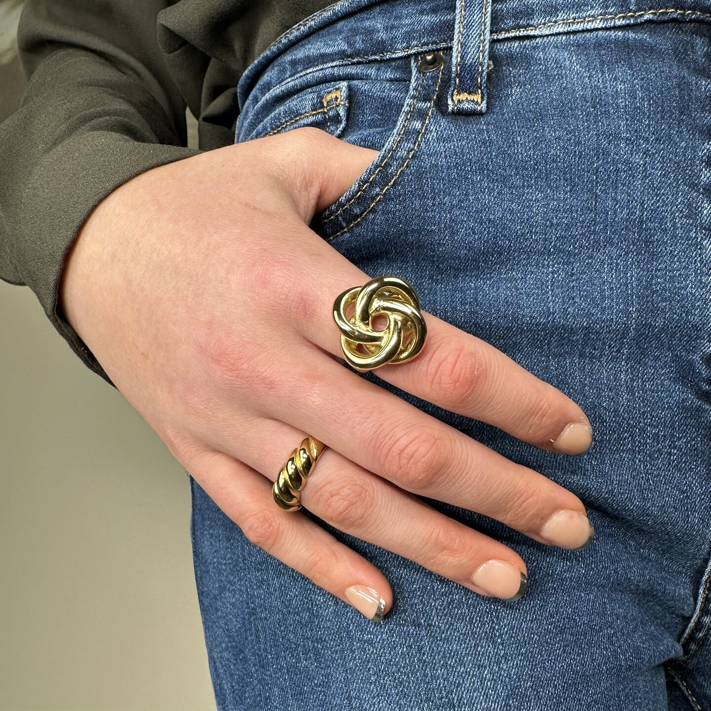 Charmin's Goudkleurige Chunky Ring met Mattenklopper Knoop Staal R1792 – Verbinding en Samenwerking