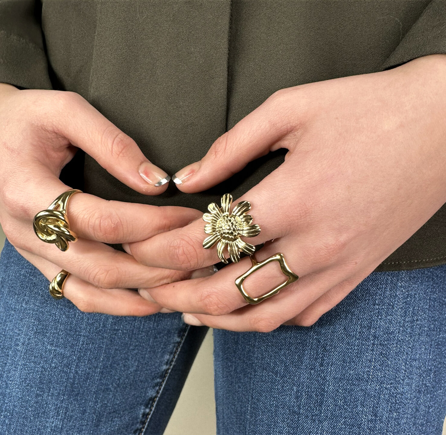 Charmin's Goudkleurige Chunky Ring met Mattenklopper Knoop Staal R1792 – Verbinding en Samenwerking