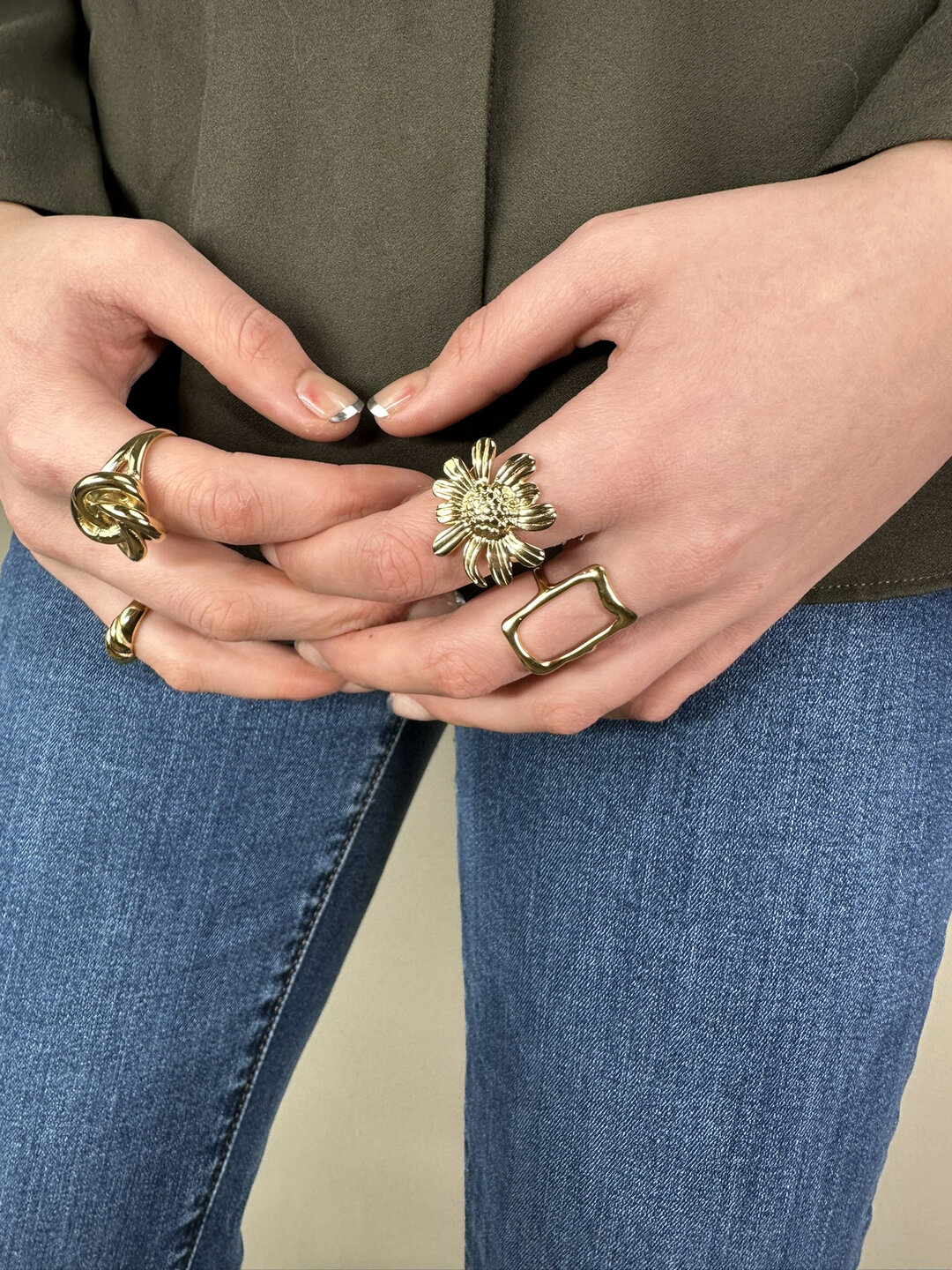 Charmin's Goudkleurige Chunky Ring met Mattenklopper Knoop Staal R1792 – Verbinding en Samenwerking
