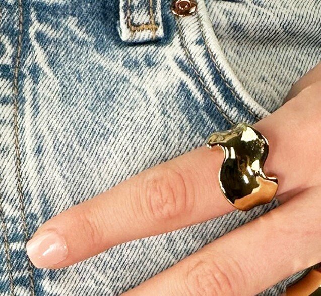 Bague épaisse en acier doré à vagues torsadées de Charmin R1799 – Dynamique et élégante