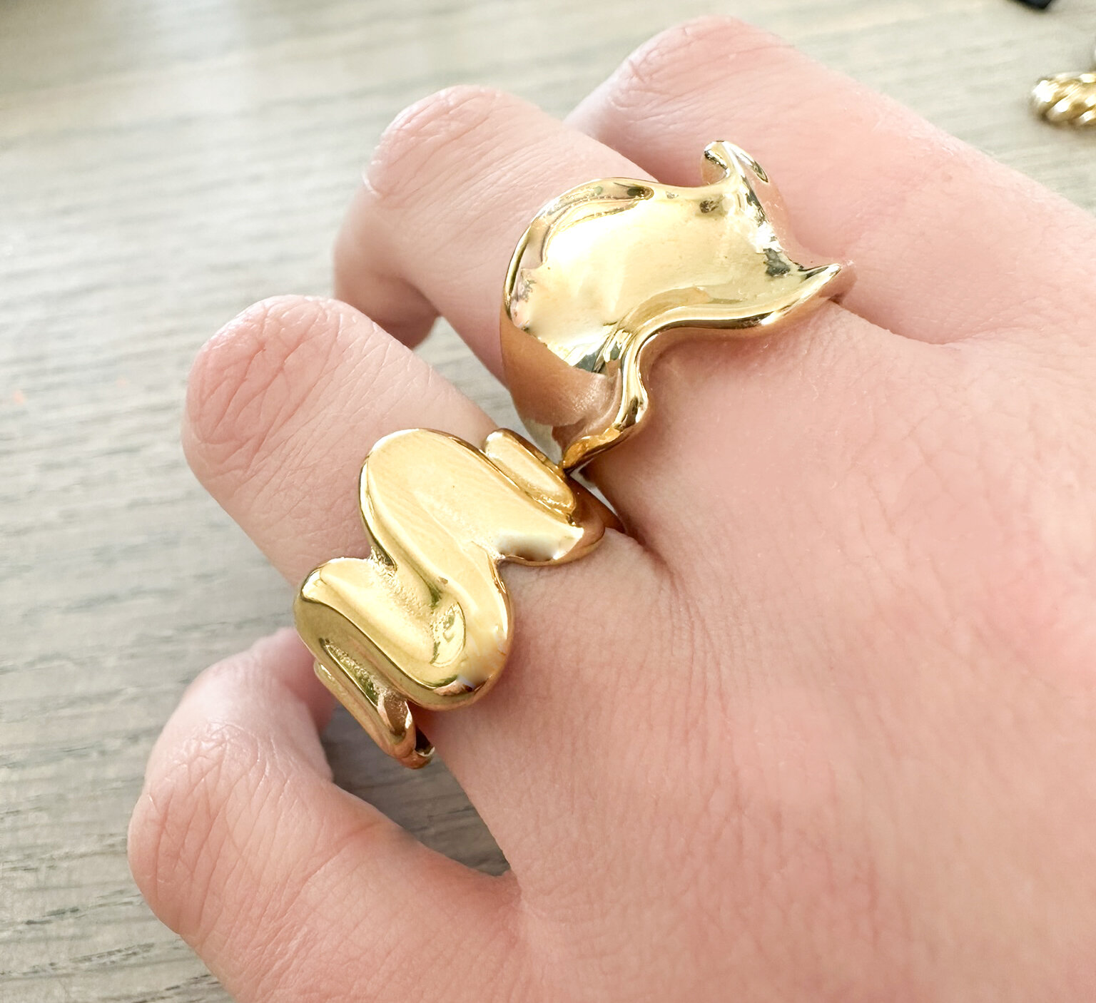Bague épaisse en acier doré à vagues torsadées de Charmin R1799 – Dynamique et élégante