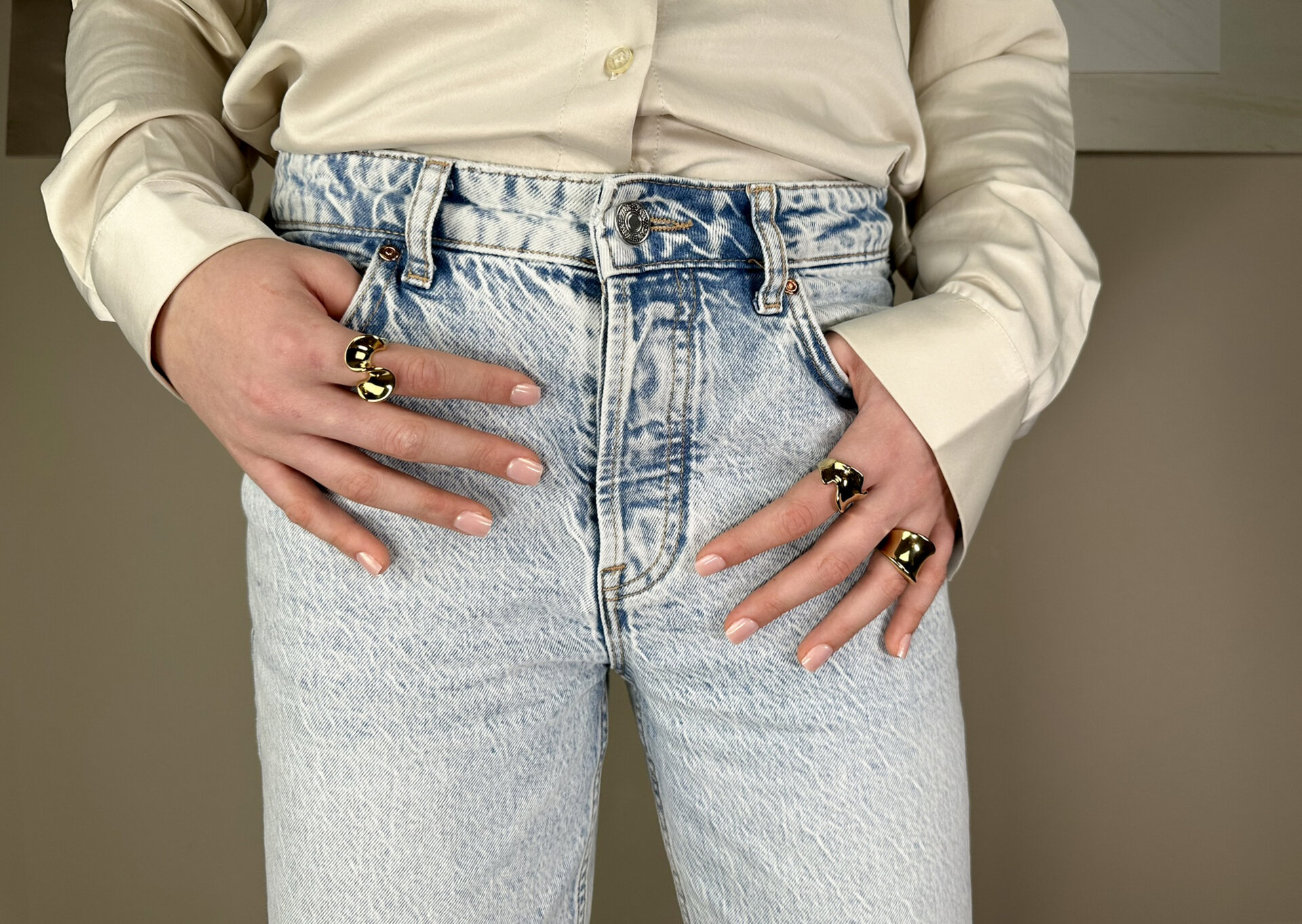 Bague épaisse en acier doré à vagues torsadées de Charmin R1799 – Dynamique et élégante