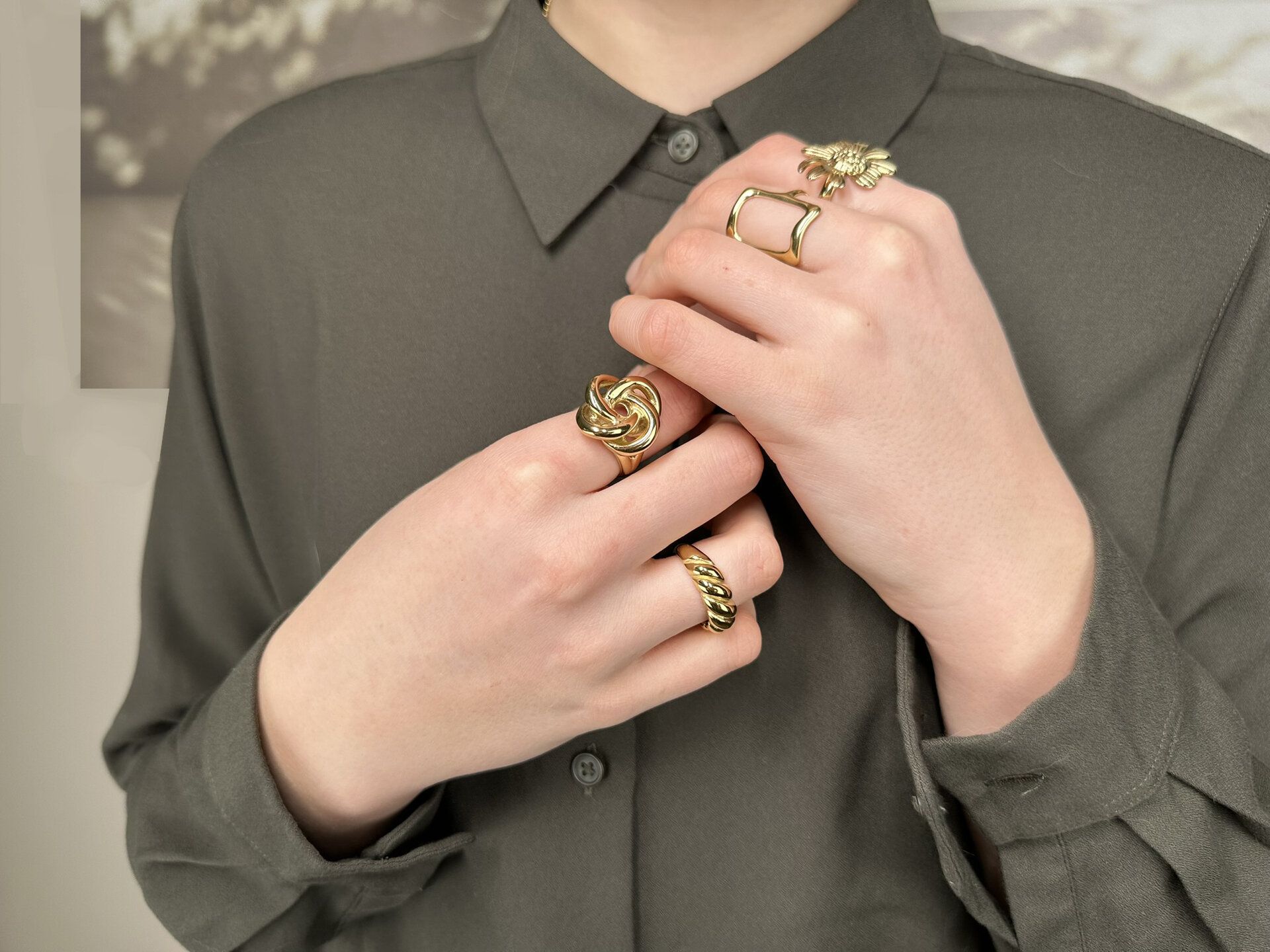 Charmin's Gold-Colored Chunky Ring with Flower R1789 – Trendy and Light