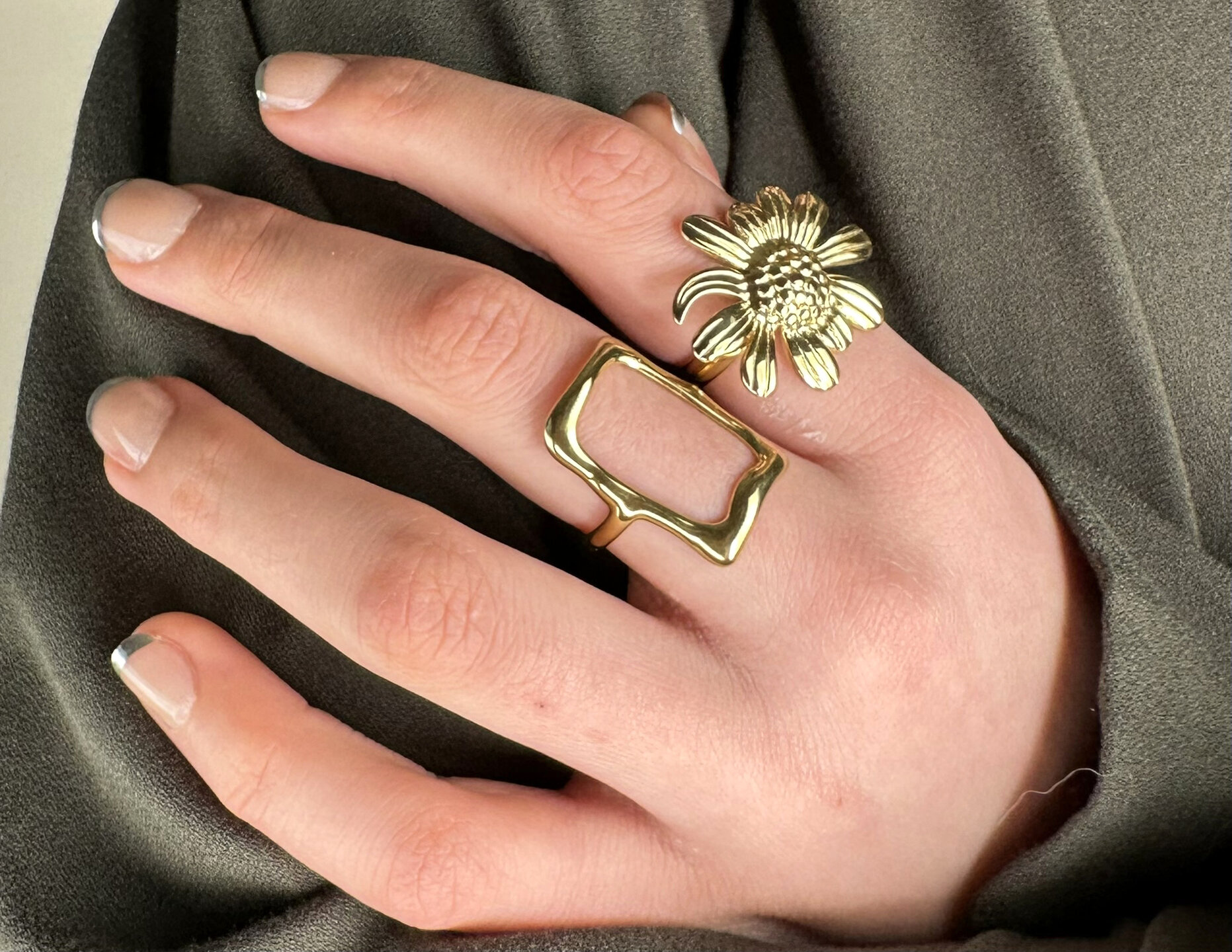 Charmin's Gold-Colored Chunky Ring with Flower R1789 – Trendy and Light