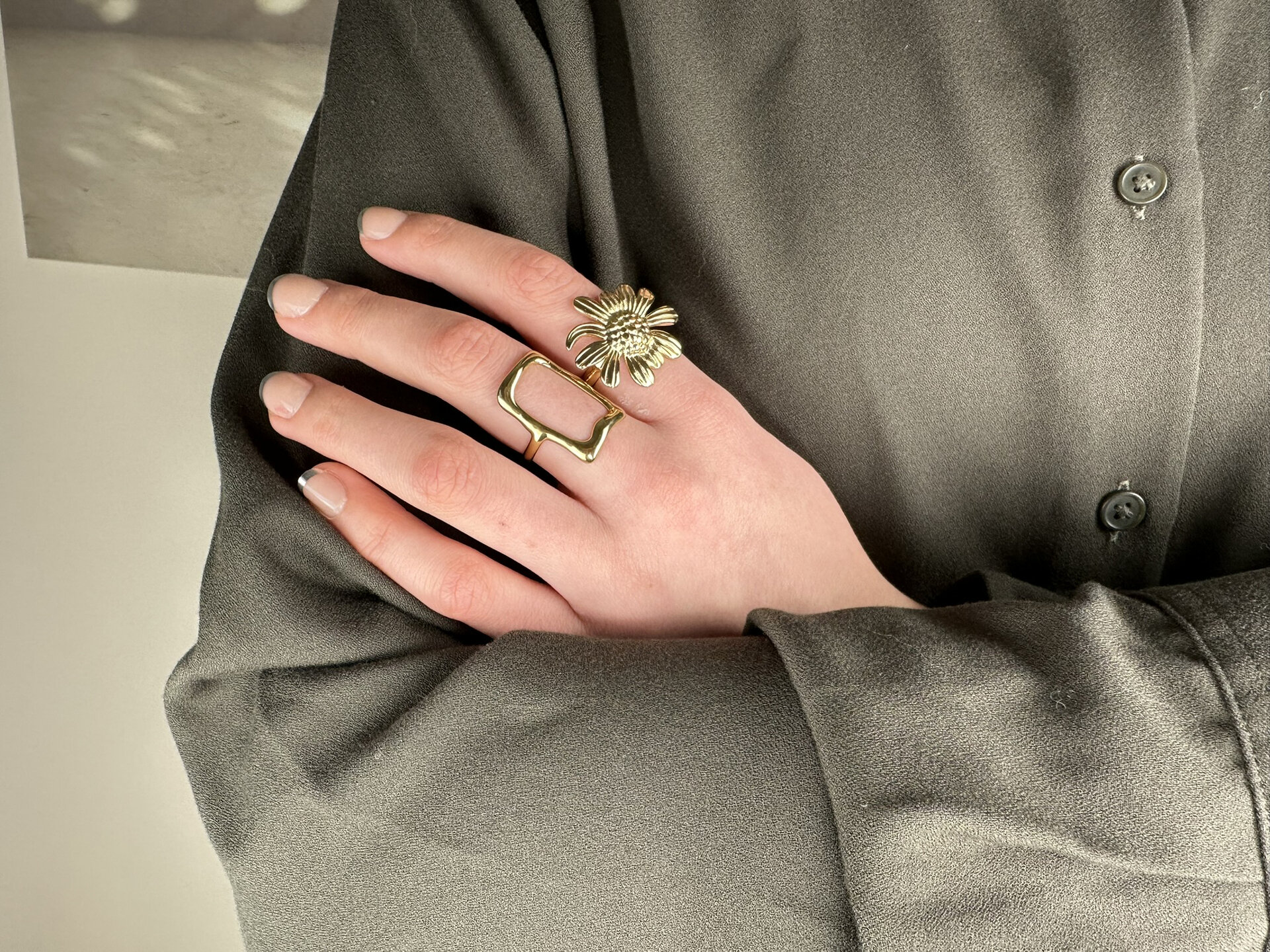 Charmin's Gold-Colored Chunky Ring with Flower R1789 – Trendy and Light