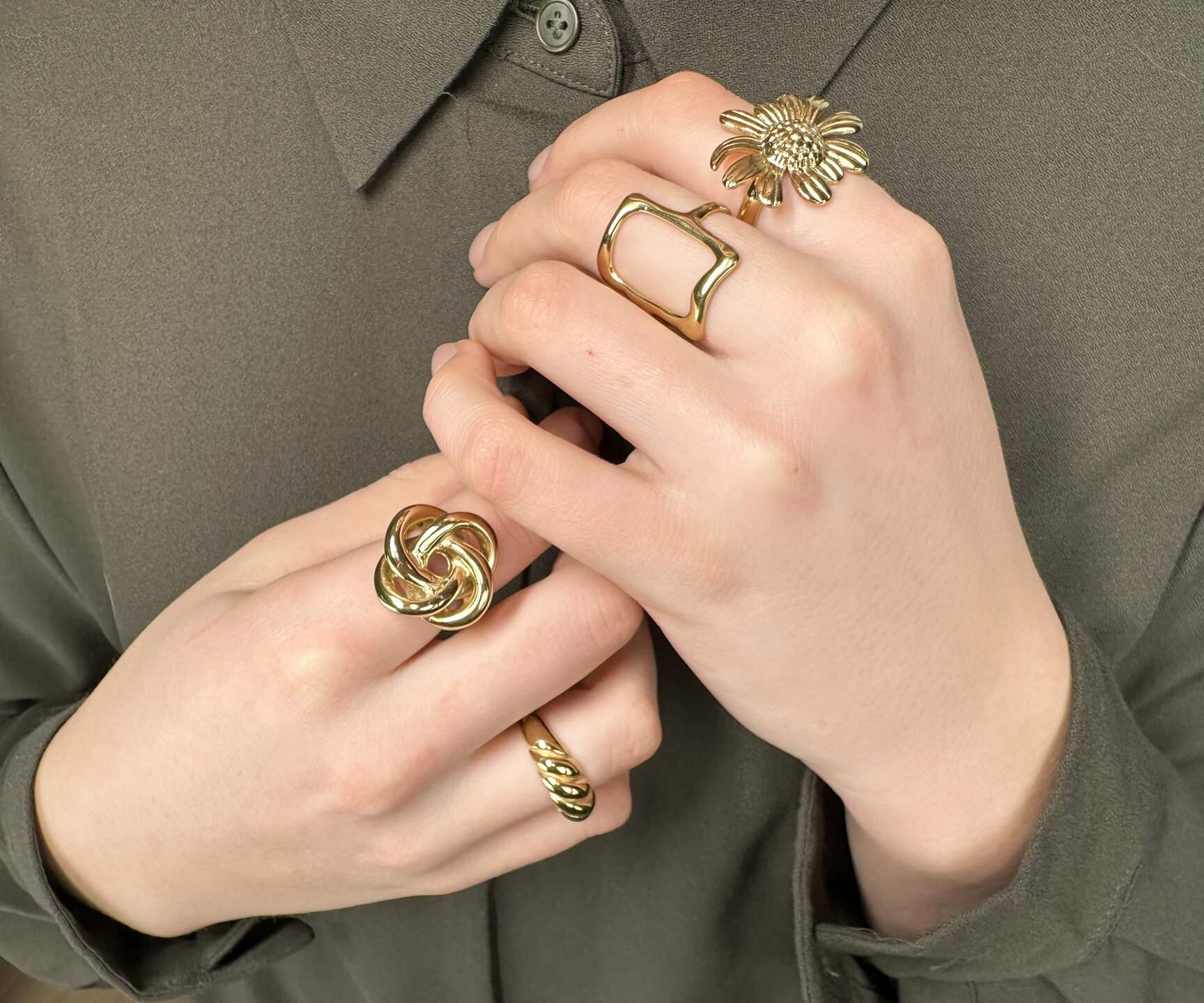 Charmin's Gold-Colored Chunky Ring with Flower R1789 – Trendy and Light