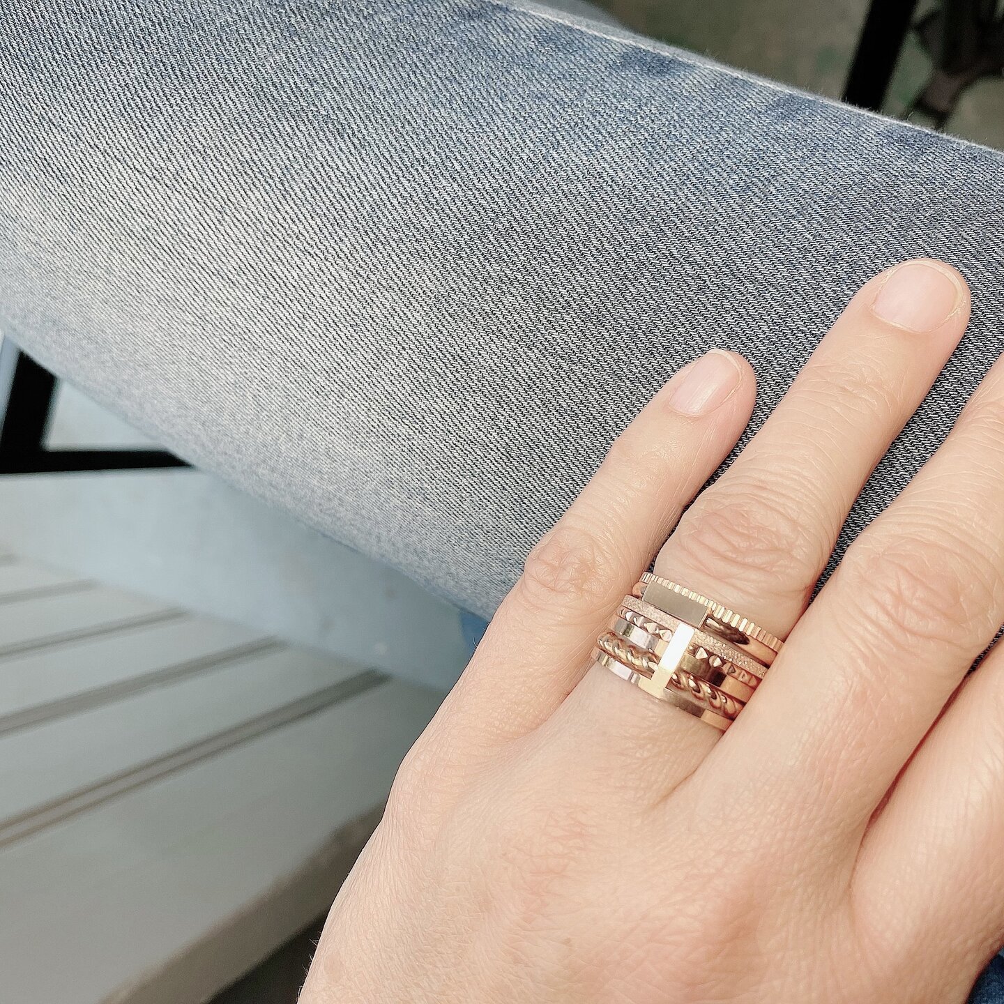 Charmin’s goudkleurige stapelring R314 Plain goldplated staal