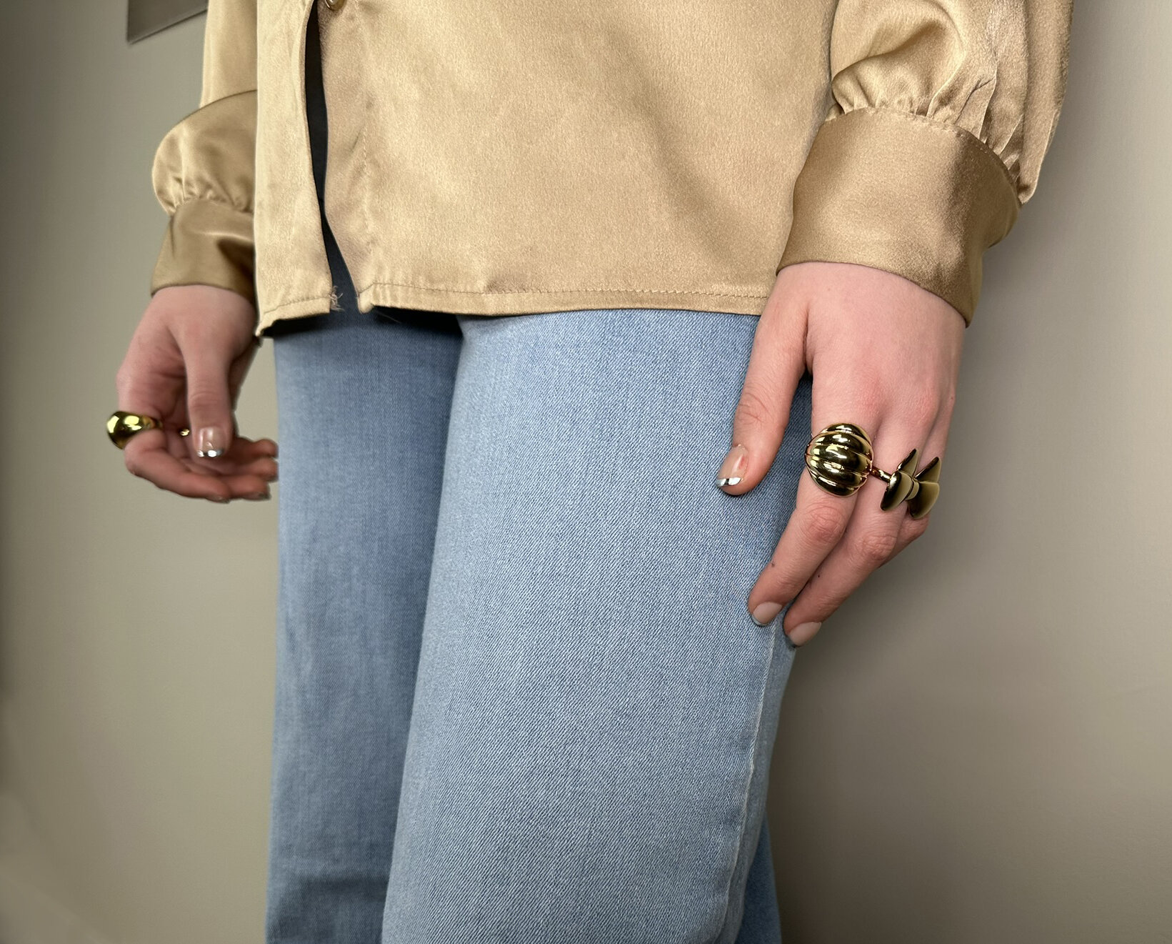 Bague &eacute;paisse couleur or Charmin avec boule ovale R1785 &ndash; L&eacute;g&egrave;re et affirm&eacute;e