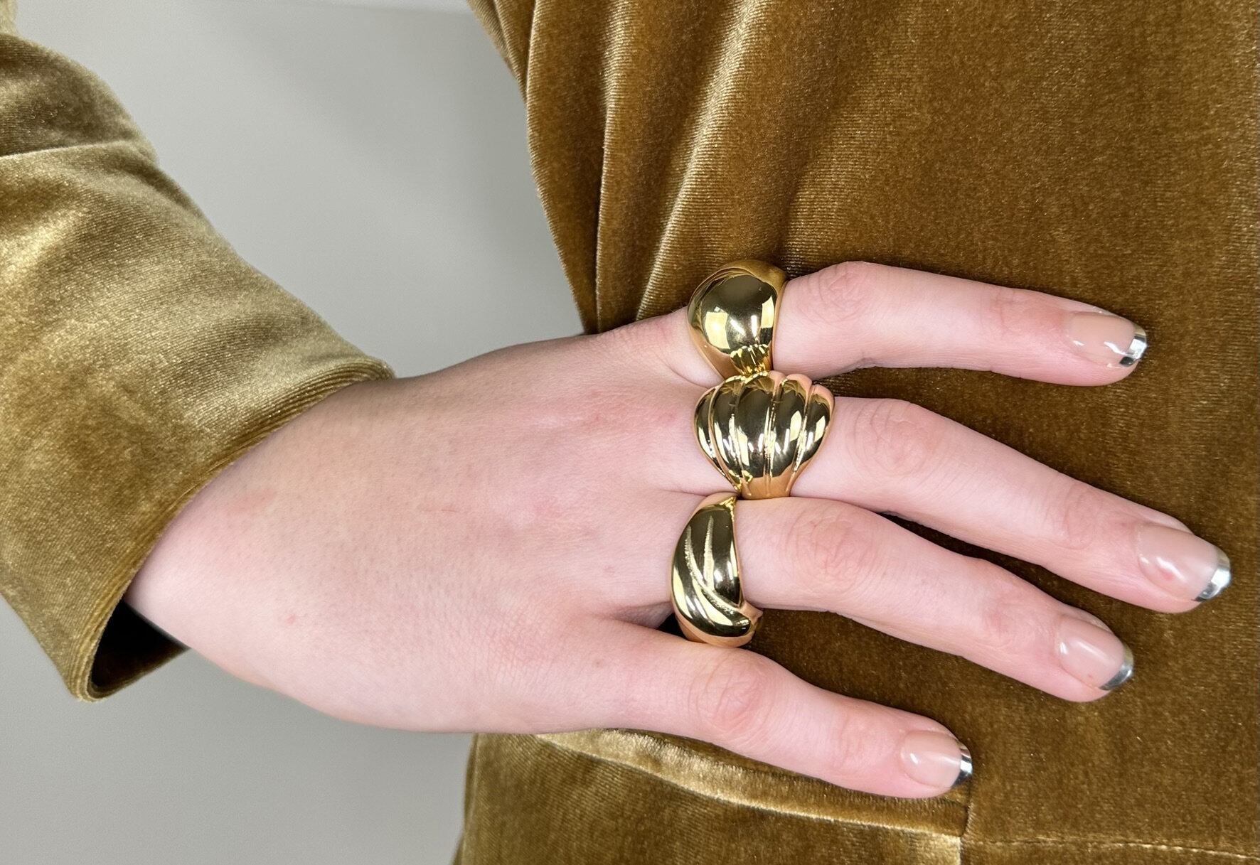 Bague &eacute;paisse couleur or Charmin avec boule ovale R1785 &ndash; L&eacute;g&egrave;re et affirm&eacute;e