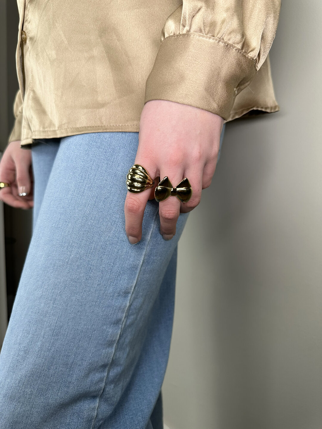 Bague &eacute;paisse couleur or Charmin avec boule ovale R1785 &ndash; L&eacute;g&egrave;re et affirm&eacute;e