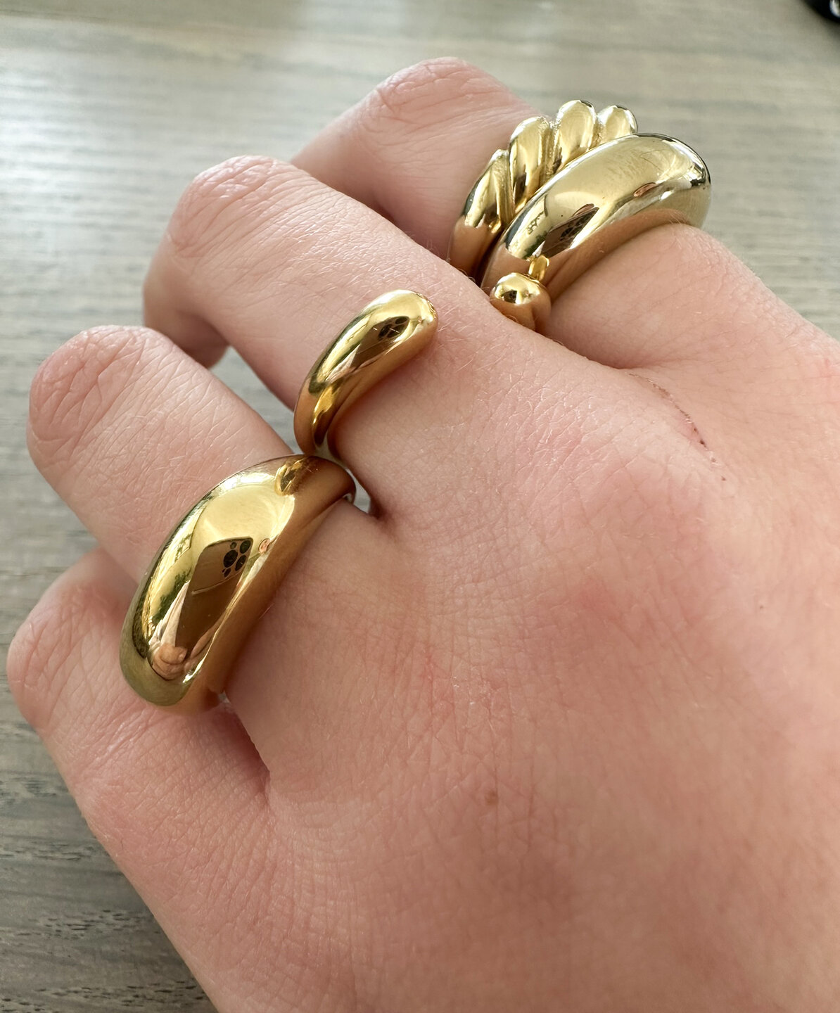 Charmin's Goudkleurige Chunky Ring met Druppelvormen R1775 &ndash; Elegant en Krachtig
