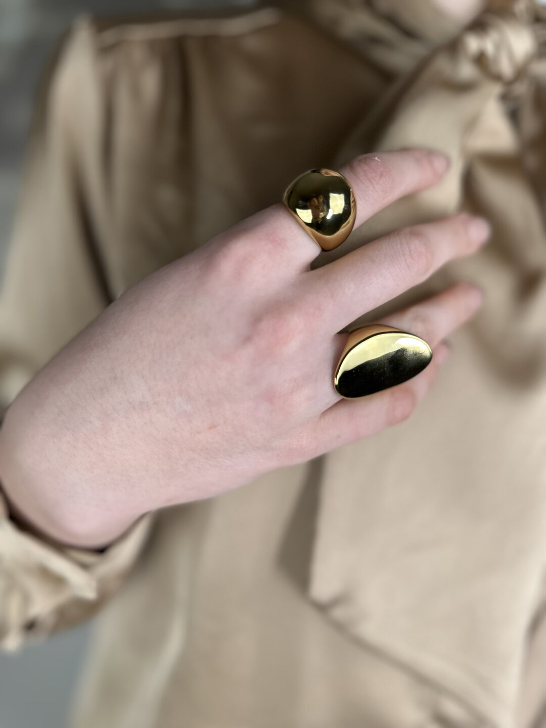 Charmin's Gold-Colored Chunky Ring with Hollow Ball Steel R1793 – Elegant Connection