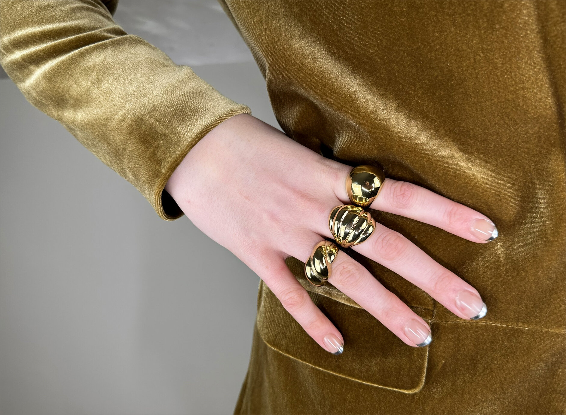 Charmin&#039;s Gold-Colored Chunky Ring with Twisted Braid Steel R1795 &ndash; Timeless and Tough