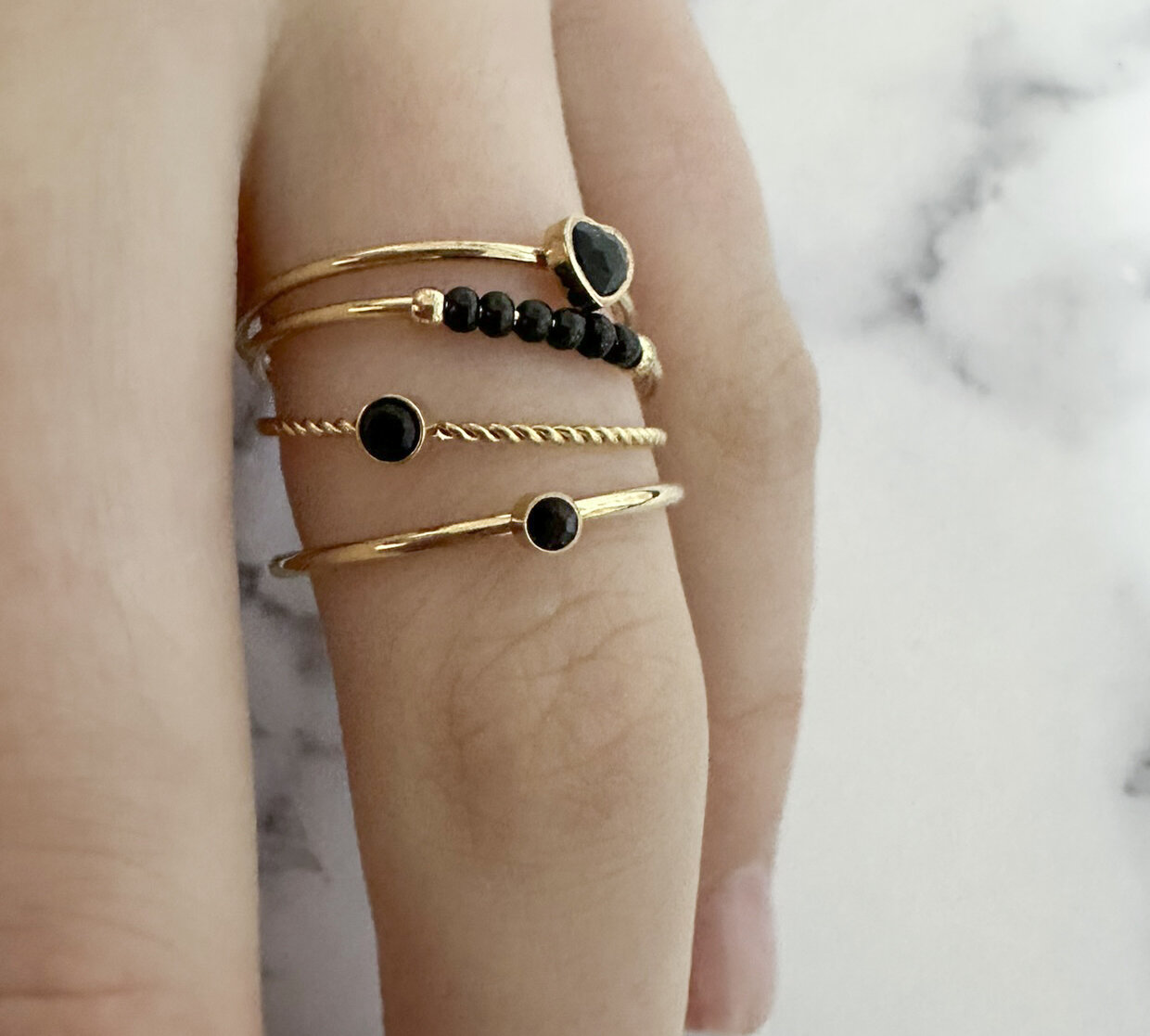 Charmin's Goudkleurige Ring met Wit Kristallen Hartsteentje Staal R1574 – Birthstone April