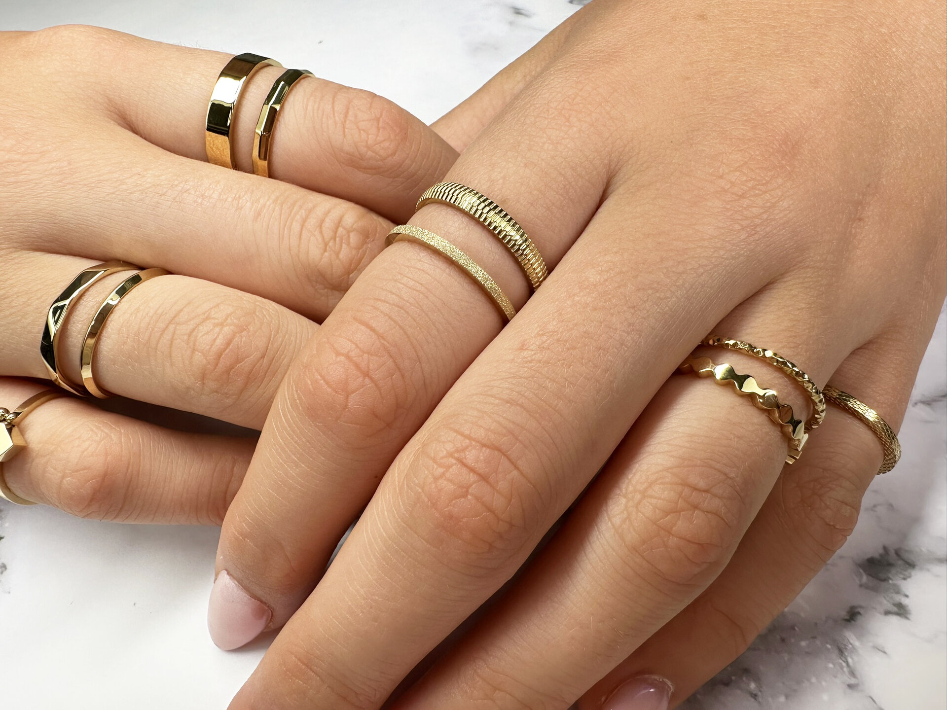 Charmin’s goudkleurige stapelring R341 Sanded goldplated staal