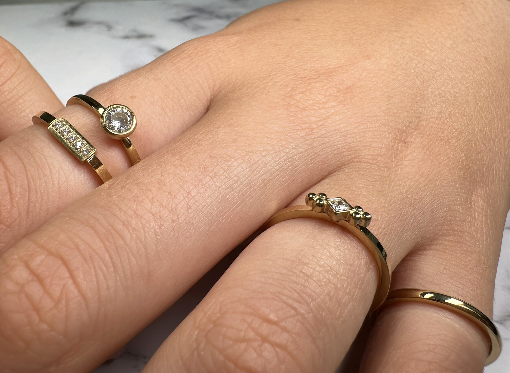 Charmin's Goudkleurige Ring Birthstone April Witte Kristal Staal Iconic R489