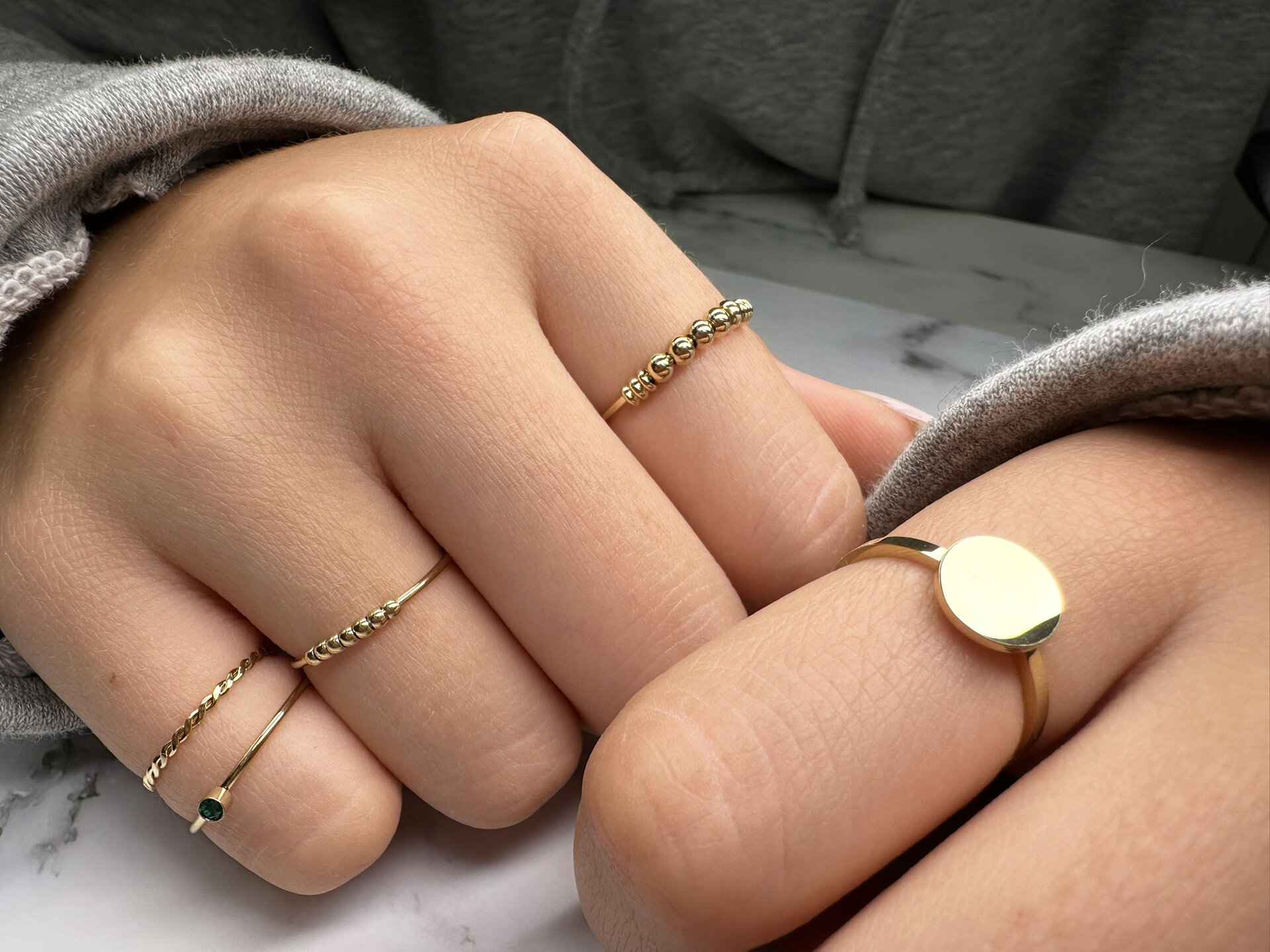 Charmin&rsquo;s basisring R717 Minimalist Round Gold Steel