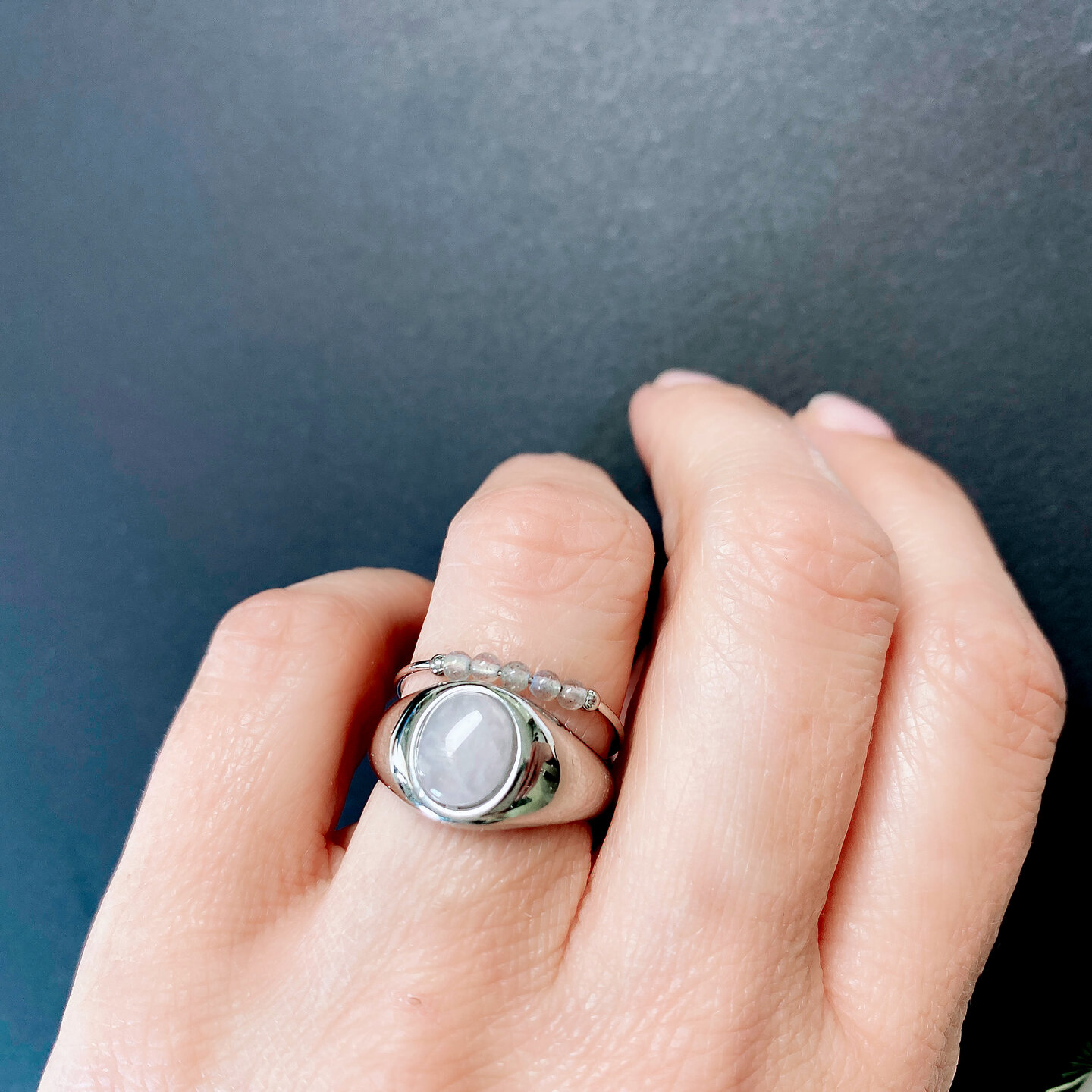 Charmin's Siegelring mit ovalem hellrosa Rosenquarz-Edelstein, Stahl R1268