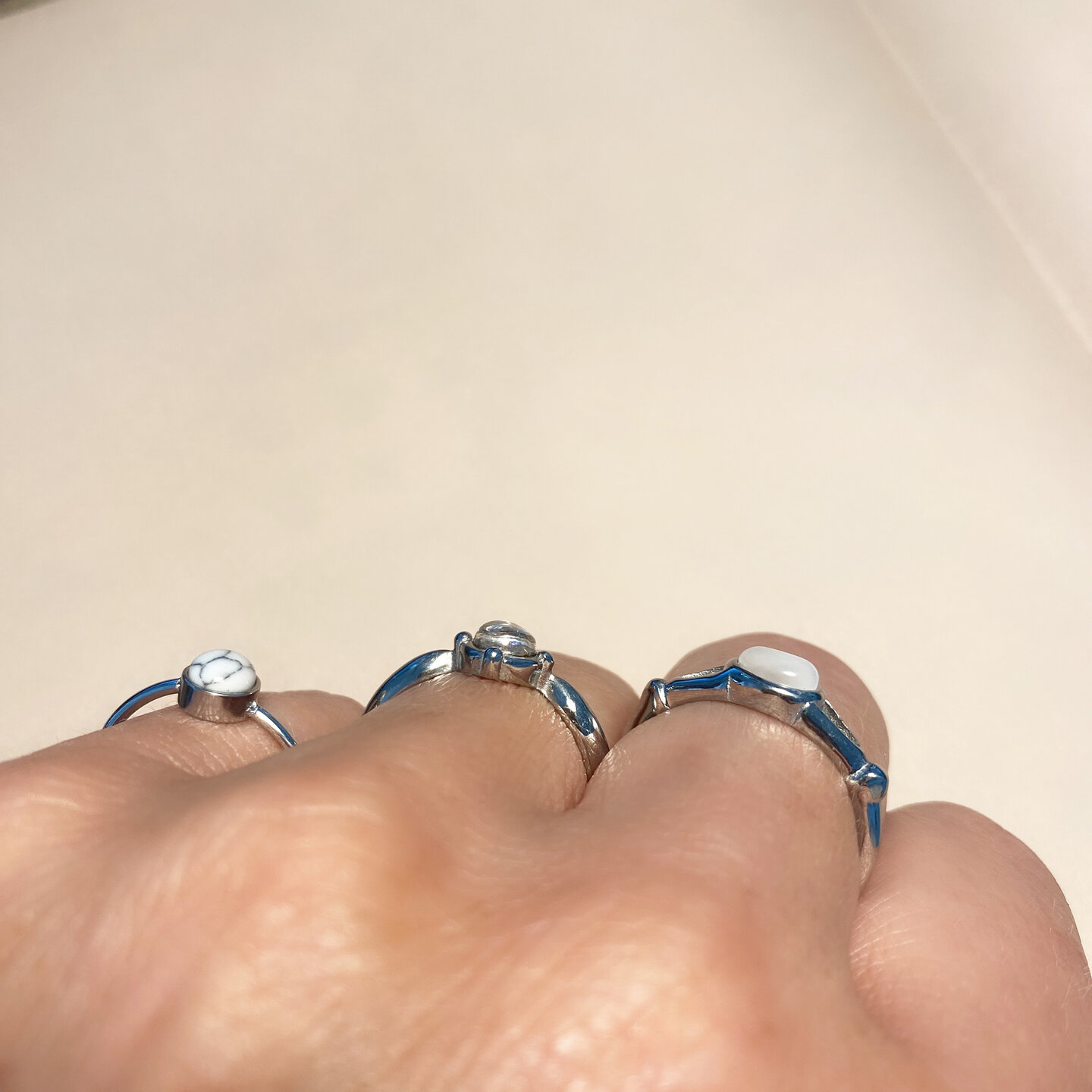 Charmin's Ring met Ronde Witte Howliet Edelsteen Goudkleurig Steel R1050