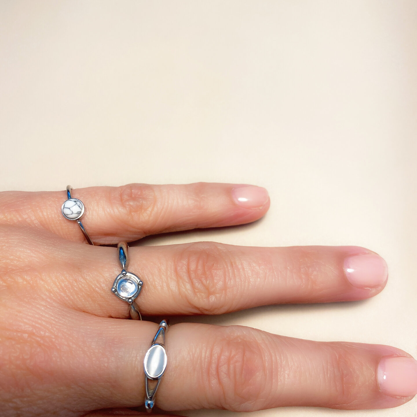 Charmin's Ring met Ronde Witte Howliet Edelsteen Steel R1049