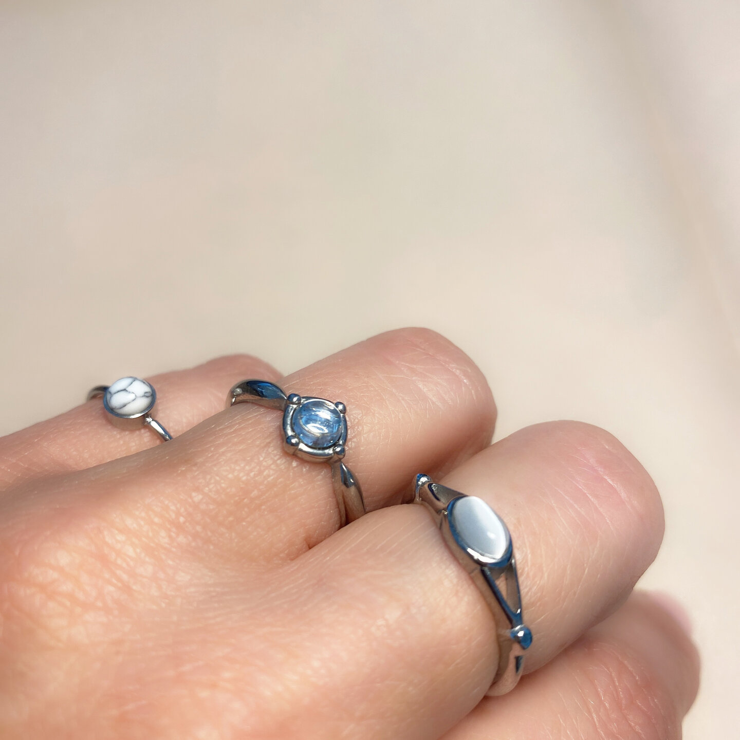 Charmin's Ring met Ronde Witte Howliet Edelsteen Steel R1049