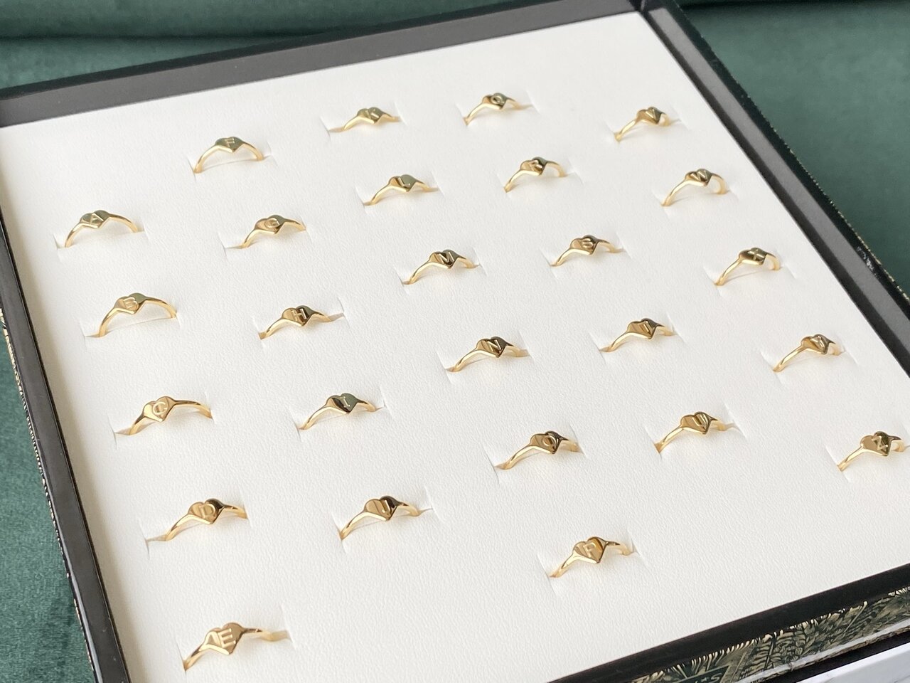 Charmin&rsquo;s initialen zegelring hartje Goldplated R1015-A Letter A 