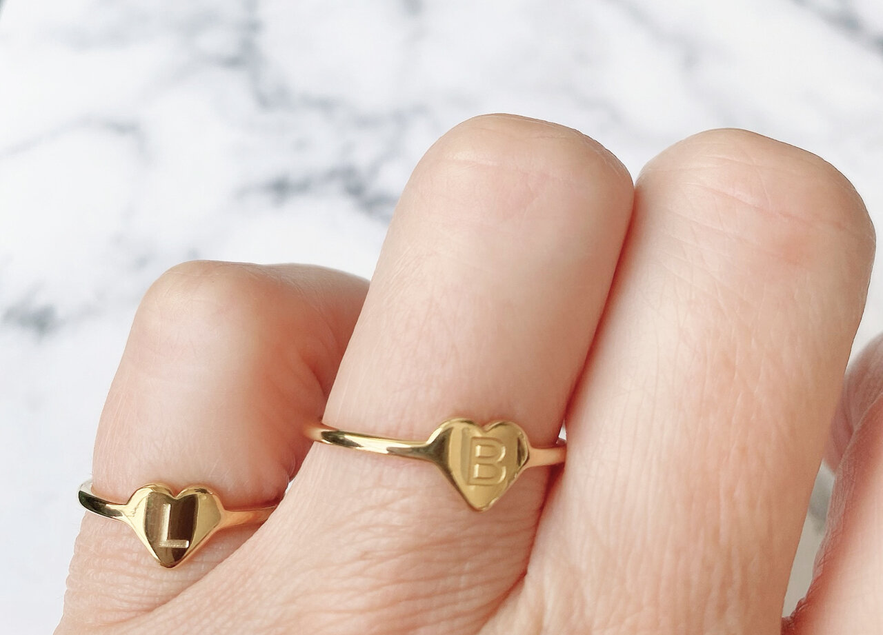 Charmin&rsquo;s initialen zegelring hartje Goldplated R1015-A Letter A 