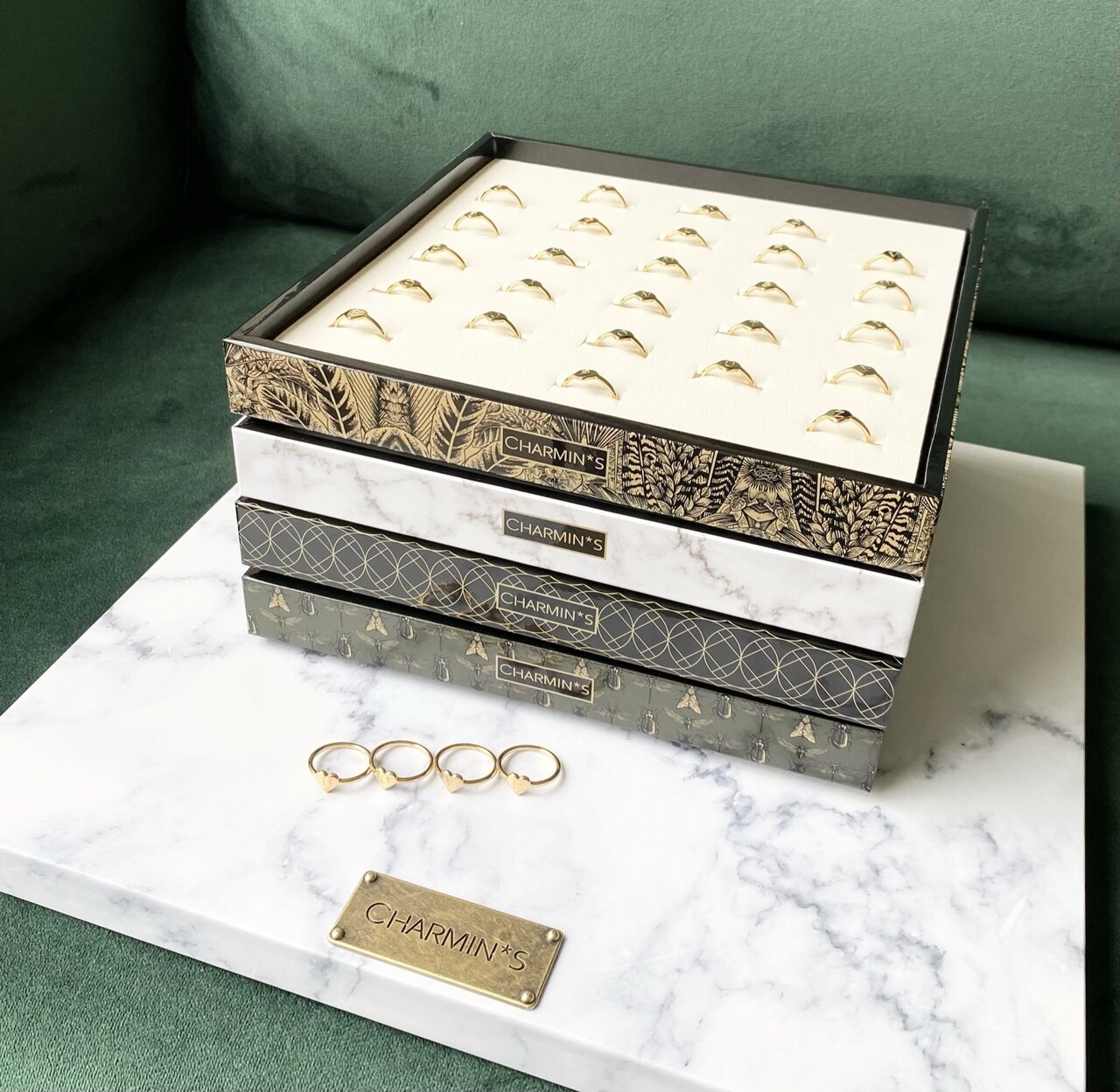 Charmin&rsquo;s initialen zegelring hartje Goldplated R1015-A Letter A 