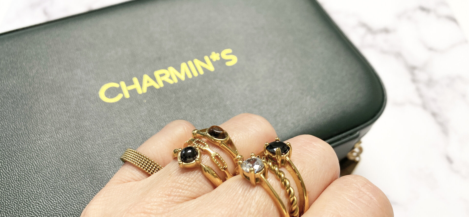Charmin&rsquo;s Classic Princess Black Ring Goud R1195