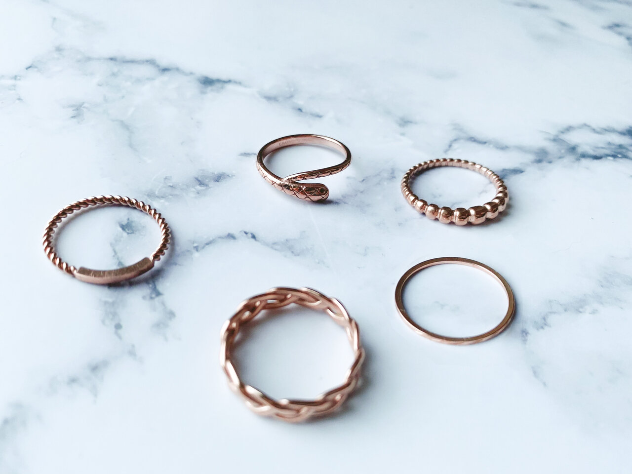 Charmin&rsquo;s statement ring R1060 Balletjes Tabs Lopend Black