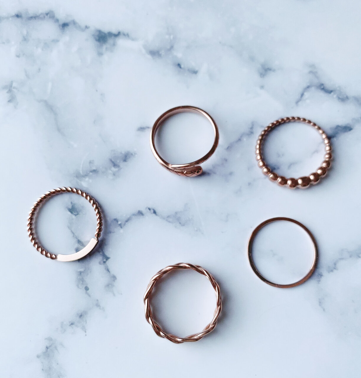 Charmin&rsquo;s statement ring R1059 Balletjes Tabs Lopend Rosegoldplated