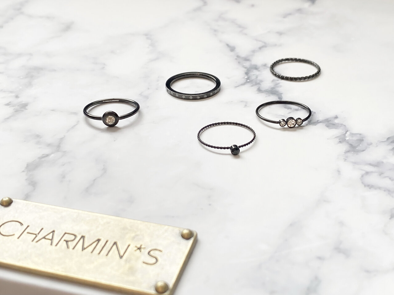 Charmin's Goudkleurig Gedraaide Birthstone Ring Zwarte Cristal R949