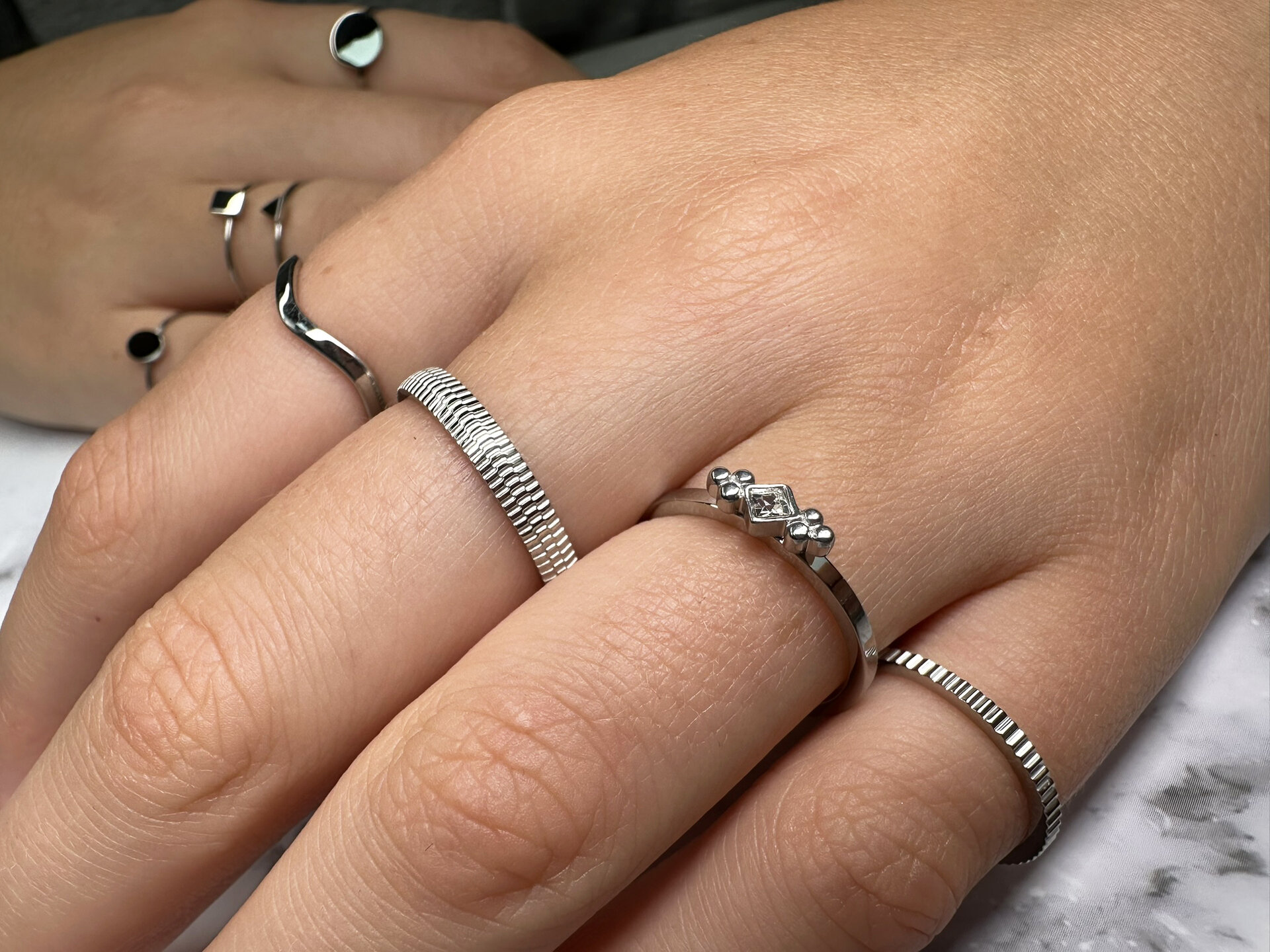 R796 Smooth Waves Shiny Steel
