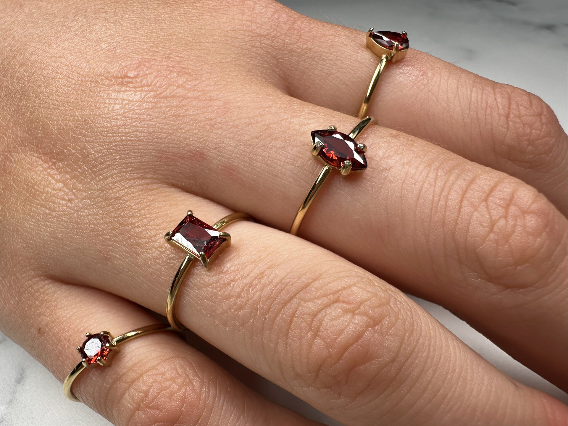 Charmin's Goudkleurige Ring met Druppelvormig Ruby Rood Kristal Steentje R1746 &ndash; Passievol Rood 