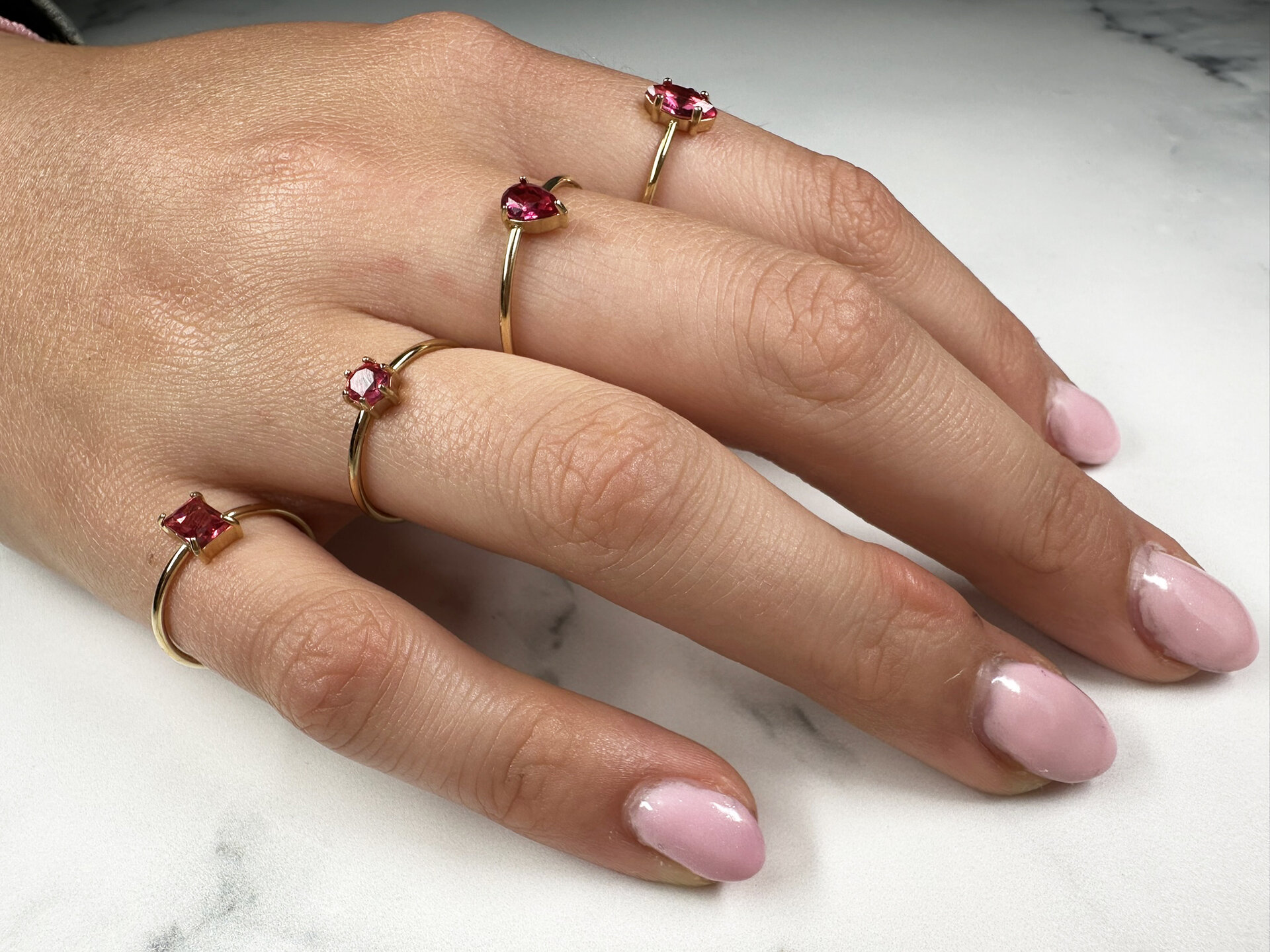 Bague Charmin's couleur or avec pierre de cristal rose en forme de larme R1745 &ndash; D&eacute;tail romantique