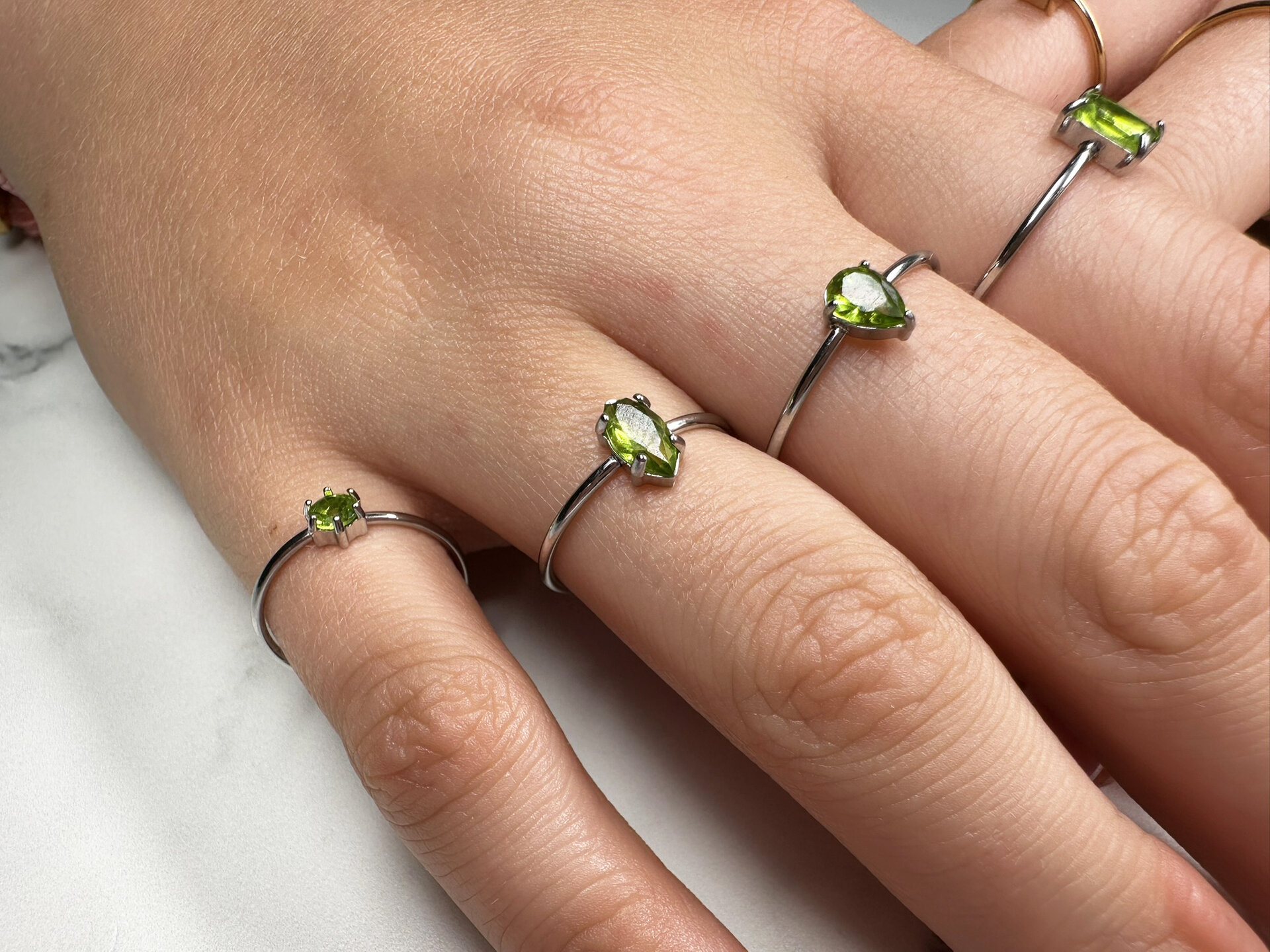 Charmin's Goldfarbener Ring Rechteckiger Hellgr&uuml;ner Stein R1730 &ndash; Fresh Smile