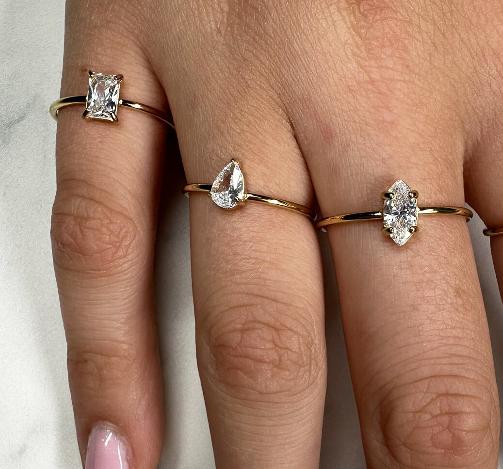 Charmin's Goudkleurige Ring Rechthoekig Wit Steentje R1723 &ndash; Klassieke Glans 