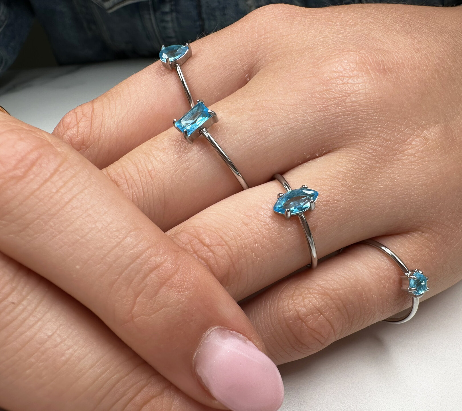 Charmin's Stahlring Rechteckiger Hellblauer Stein R1719 &ndash; Eisiger Glanz