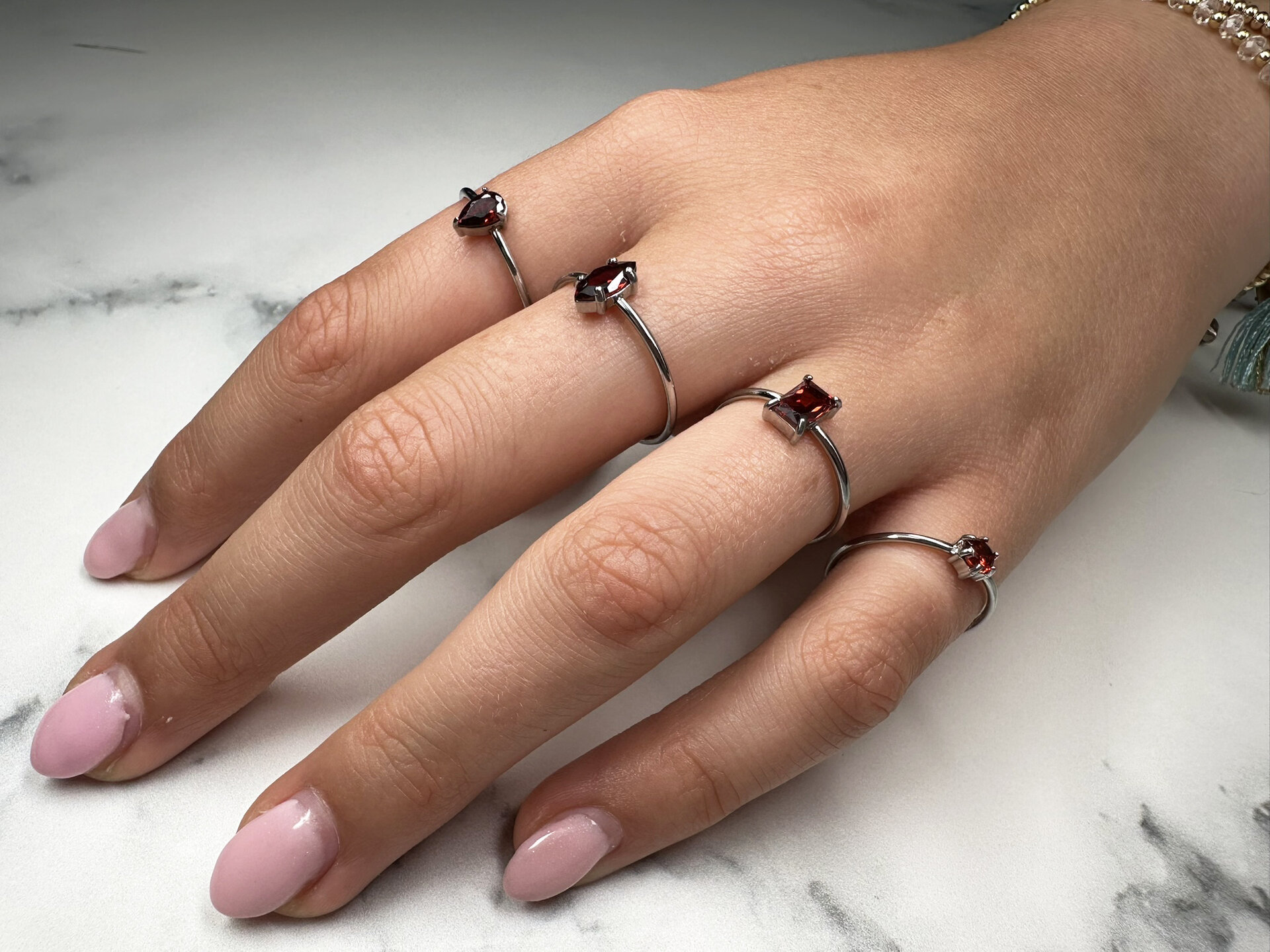 Charmin's Stalen Ring Rechthoekig Ruby Rood Steentje R1716 &ndash; Diepe Glans 