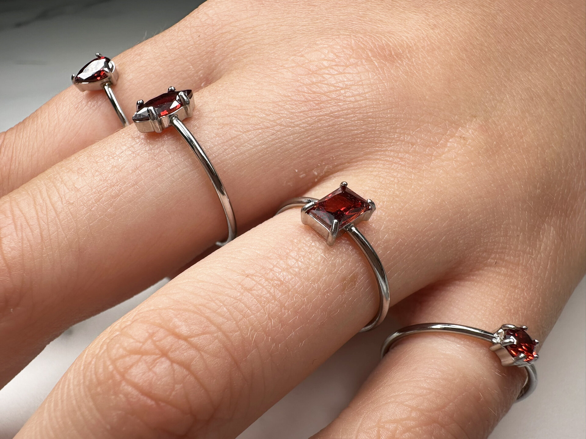 Charmin's Stalen Ring Rechthoekig Ruby Rood Steentje R1716 &ndash; Diepe Glans 
