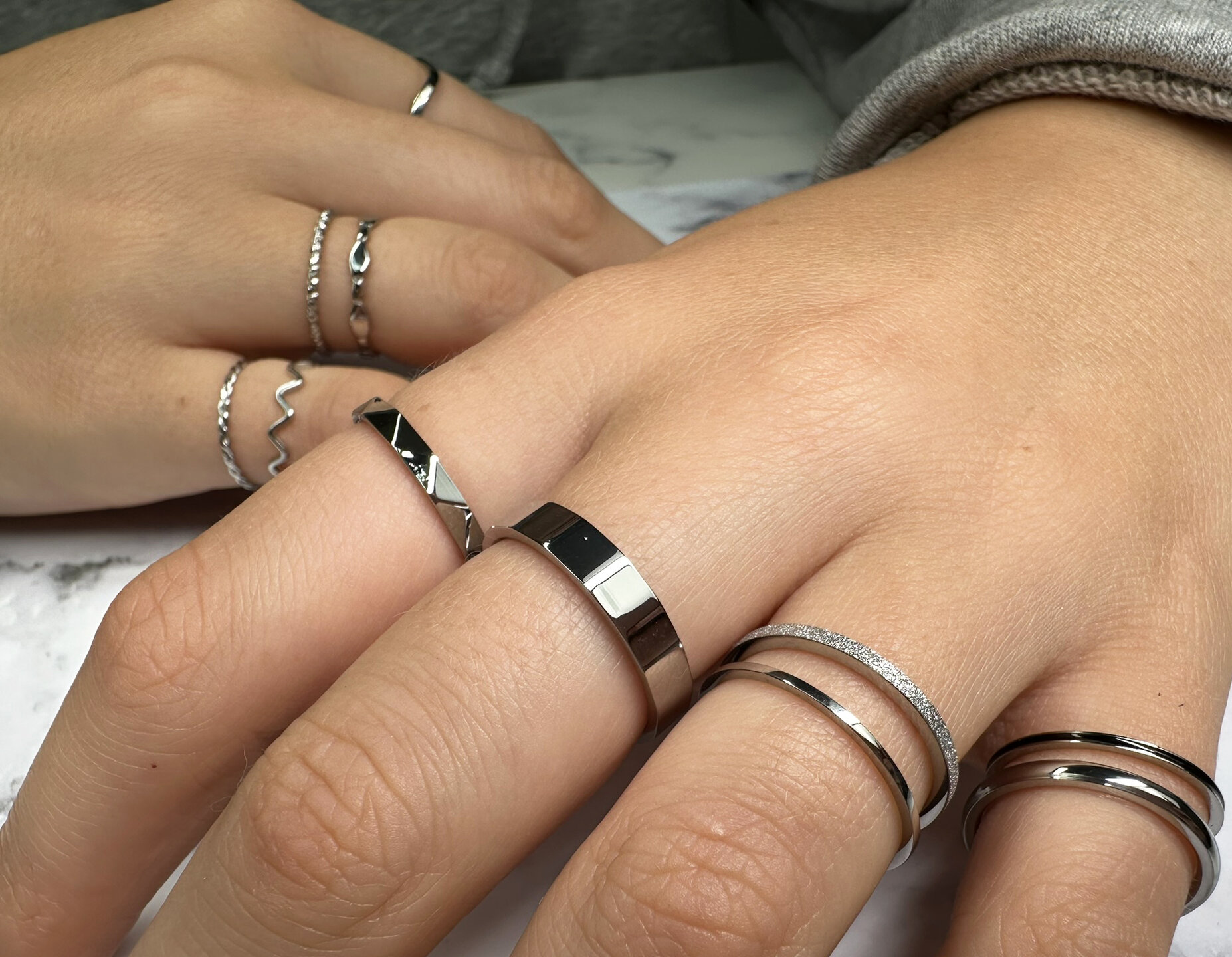 Charmin's Staalkleurige Basic Ring met Glanzende Afwerking R634