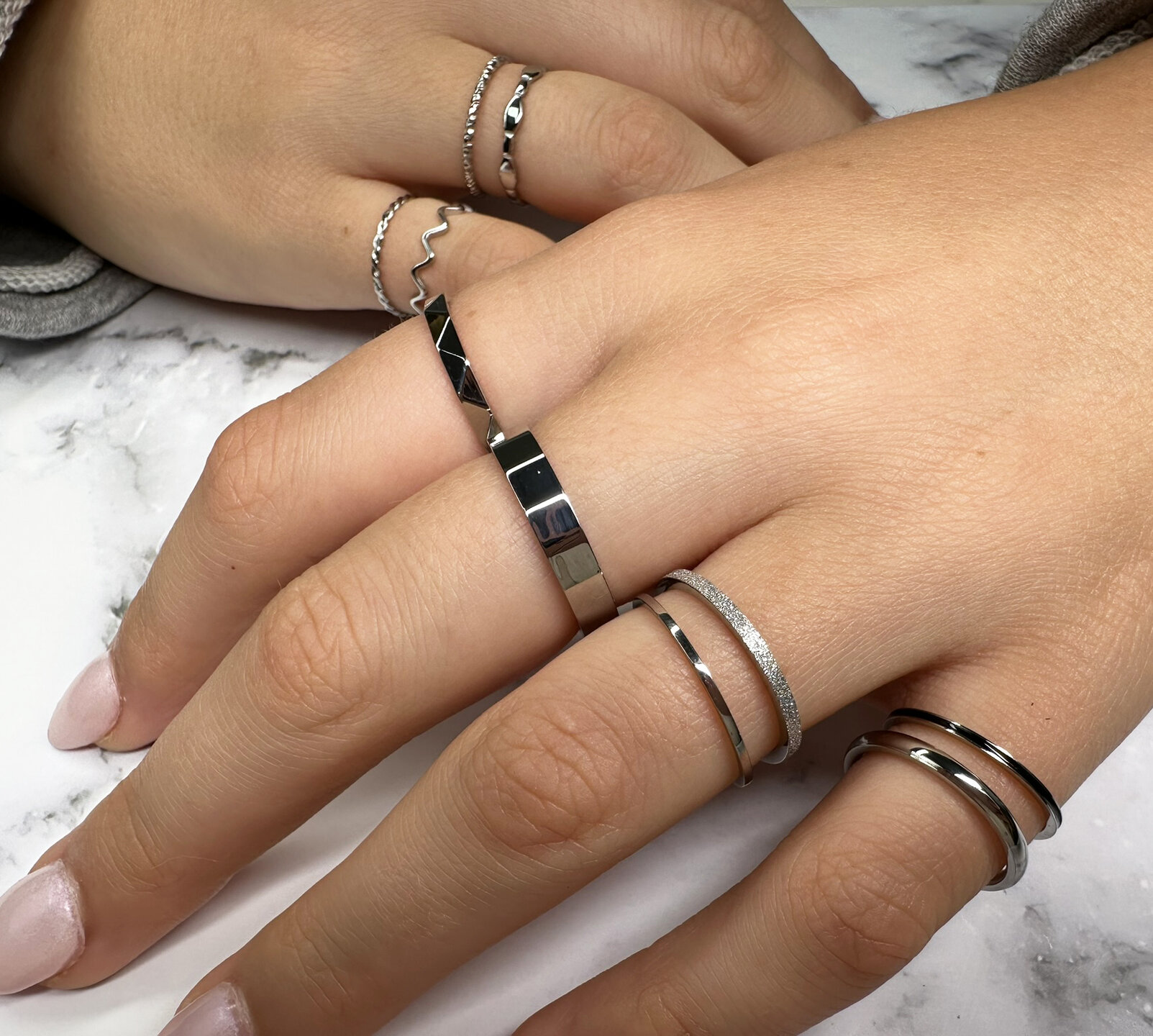 Charmin's Staalkleurige Basic Ring met Glanzende Afwerking R634