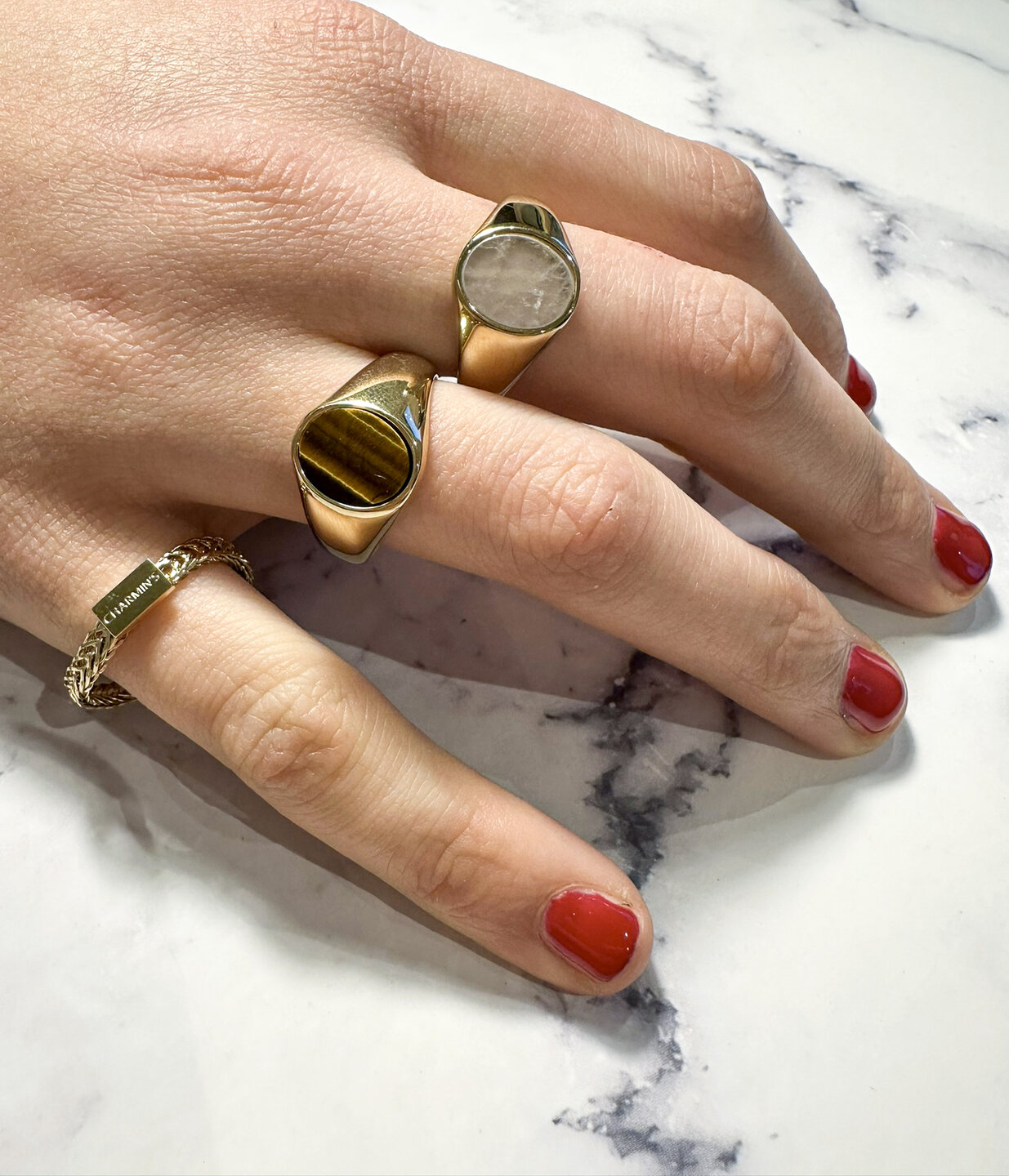 Charmin's Goudkleurige Zegelring met Platte Ovale Tijgeroog Edelsteen Staal R1478