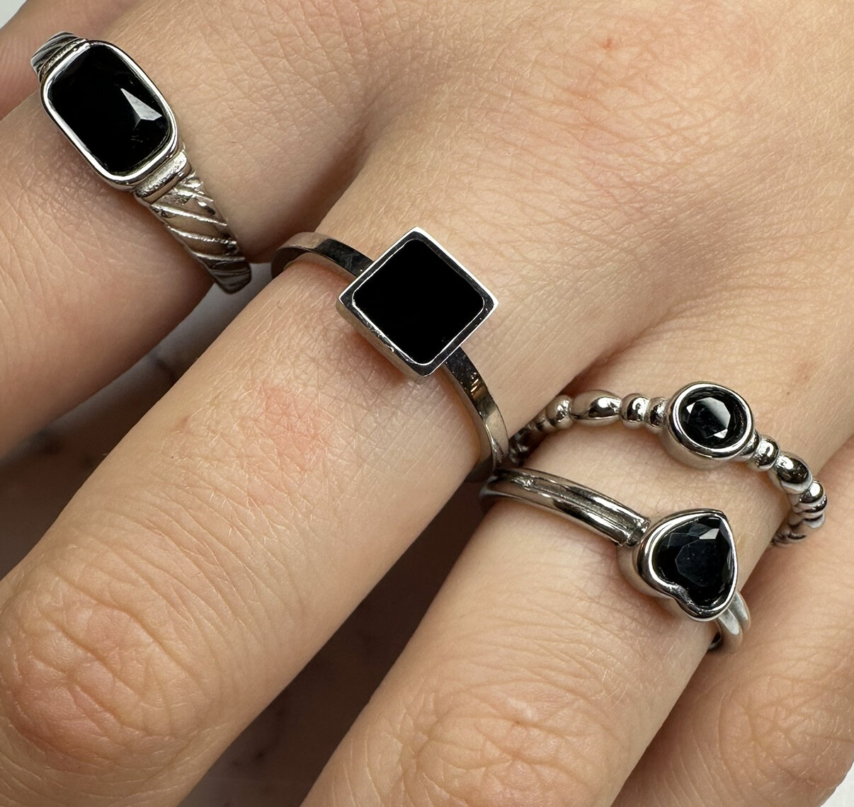 Charmin's Stalen Ring met Zwart Rond Steentje R1503 &ndash; Vintage en strak